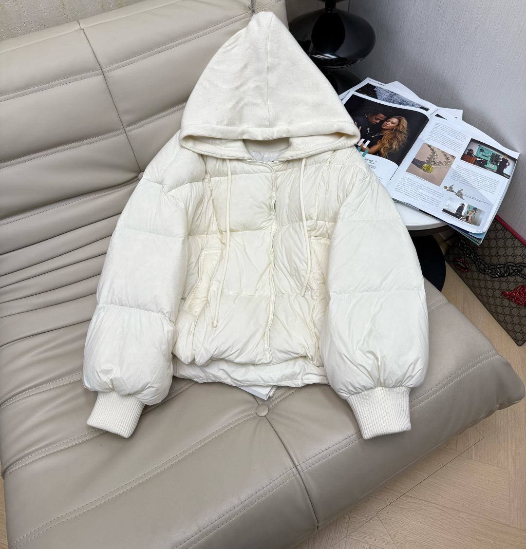 NO:625750,Recommended hot style with dust bag. Customized fake two-piece design hooded down jacket for autumn and winter. The first choice for down jackets in winter!  The 90% white duck down filling is light and full. The wool hooded design is minimalist and luxurious!  The classic loose fit doesn't make your upper body look slimmer!  Casual and generous, it creates an Italian-style lazy high-end feel. Perfect quality depends on the details. Two-color SML, down jacket, hats, alexander wang19860909配防尘袋爆款推荐 秋冬新品定制假两件设计连帽羽绒服 冬季的羽绒服首选！90白鸭绒填充轻盈饱满.毛织连帽设计极简奢华！经典宽松版型不挑人上身超巨显瘦！随性大方打造意式慵懒的高级感.完美品质看细节.两色SML,,down jacket,hats,alexander wang,Women's clothing