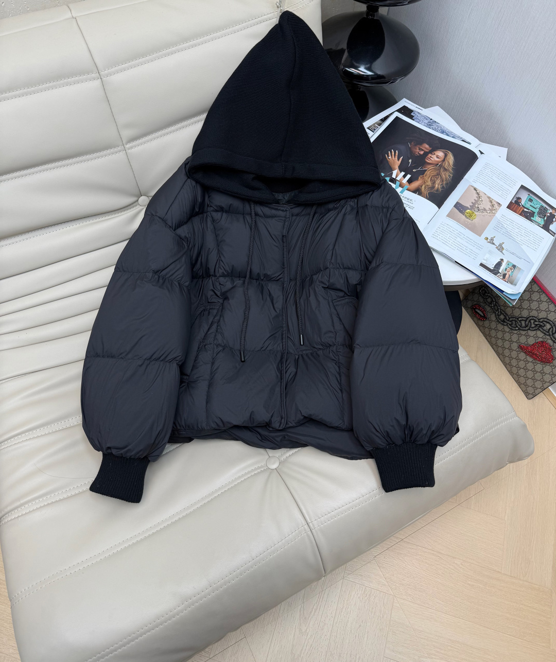 NO:625757,Recommended hot style with dust bag. Customized fake two-piece design hooded down jacket for autumn and winter. The first choice for down jackets in winter!  The 90% white duck down filling is light and full. The wool hooded design is minimalist and luxurious!  The classic loose fit doesn't make your upper body look slimmer!  Casual and generous, it creates an Italian-style lazy high-end feel. Perfect quality depends on the details. Two-color SMLM, down jacket, hats, alexander wang19860909配防尘袋爆款推荐 秋冬新品定制假两件设计连帽羽绒服 冬季的羽绒服首选！90白鸭绒填充轻盈饱满.毛织连帽设计极简奢华！经典宽松版型不挑人上身超巨显瘦！随性大方打造意式慵懒的高级感.完美品质看细节.两色SMLM,,down jacket,hats,alexander wang,Women's clothing