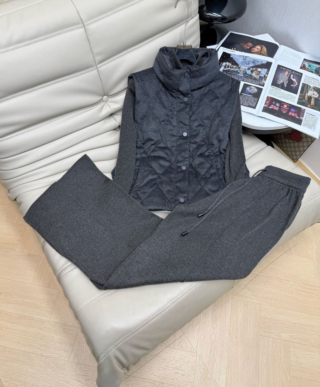 NO:625771,Vest with dust bag suit, the latest model in 25 years, Hong Kong style retro stand-up collar, thickened wool blended down vest, worsted wool base, high-end fashion, extremely practical SML,,down jacket,alexander wang19860909马甲配防尘袋 套装 25年最新款 港风复古立领加厚羊毛混纺羽绒马甲精纺羊毛打底、高级时髦 实用性极高SML,,down jacket,alexander wang,Women's clothing