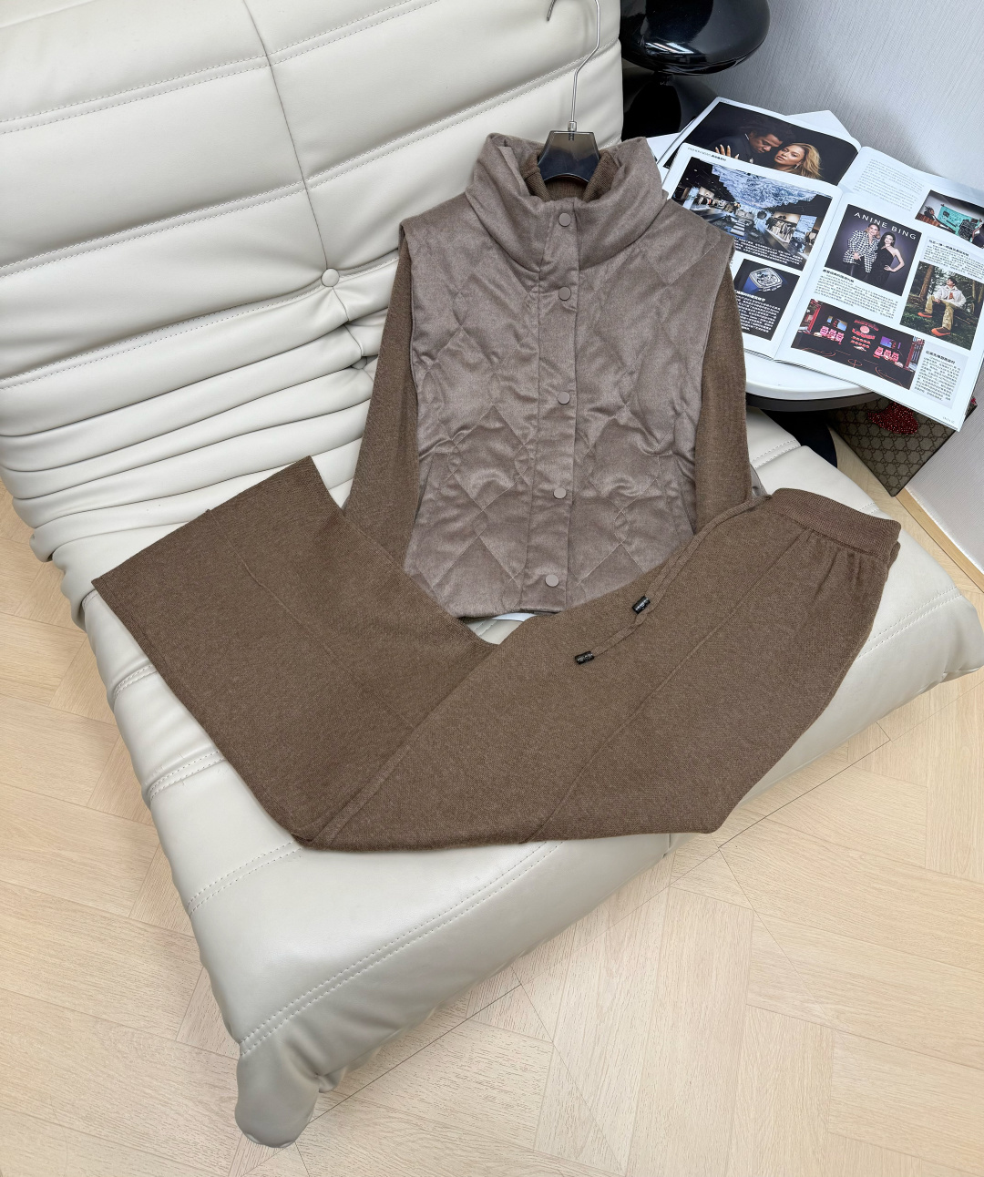 NO:625764,Vest with dust bag set, the latest model in 25 years, Hong Kong style retro stand-up collar, thickened wool blended down vest, worsted wool base, high-end and fashionable, extremely practical SML,,down jacket,alexander wang19860909马甲 配防尘袋套装 25年最新款 港风复古立领加厚羊毛混纺羽绒马甲精纺羊毛打底、高级时髦 实用性极高SML,,down jacket,alexander wang,Women's clothing