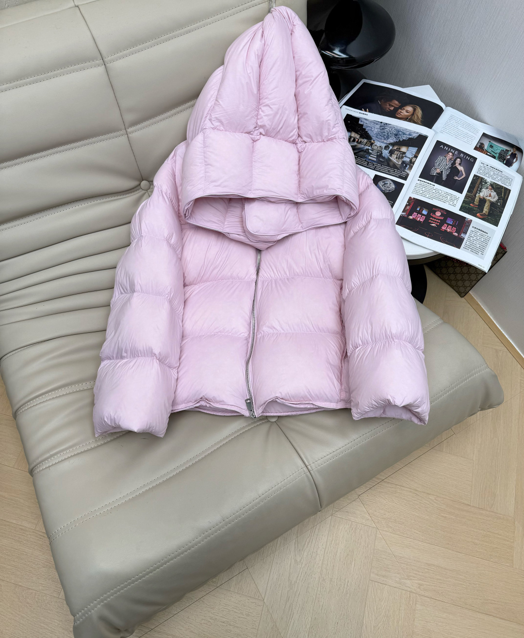 NO:626835,The new autumn and winter puff-like down jacket comes with a dust bag. The lining is filled with 90% white duck down to increase the warmth. The matte fabric has a delicate texture and the hooded design is more windproof and comfortable with a zipper. The overall shape is just right and the length is not too picky. It has a warm and non-bloated aesthetic. Three colors SML M,, down jacket, hats, alexander wang19860909配防尘袋上新秋冬云朵泡芙感羽绒服 内胆充90白鸭绒使之保暖度更升一级 哑光面料带着细腻质感连帽设计配上拉链更为防风舒适整体版型刚刚好的长度不挑人有一种不臃肿的保暖的美感 三色 SML M,,down jacket,hats,alexander wang,Women's clothing