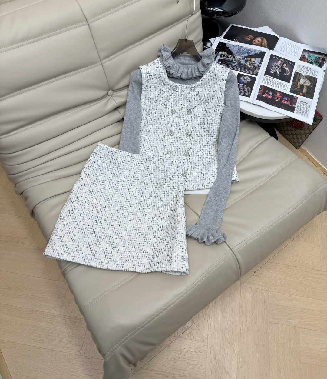 NO:626853,Suit, base, the latest style of small fragrant tweed plaid suit, fungus edge base, the upper body has a ladylike atmosphere!  It fully embodies the elegance and beauty of women, and is modern and fashionable, while still being refined and elegant. At the same time, it exudes elegant elegance, and the screen is filled with unstoppable tenderness and nobility. It really looks good on whoever wears it~ Ready for sale SML,, alexander wang19860909套装 打底 最新款小香风粗花呢格纹套装 木耳边打底 上身自带名媛气息！将女性优雅美体现的淋漓尽致,而且摩登时髦,还不失精致和优雅.同时散发出落落大方的优雅,满屏都是止不住的温柔和高贵,真的是谁穿谁好看~现货发售SML,,alexander wang,Women's clothing