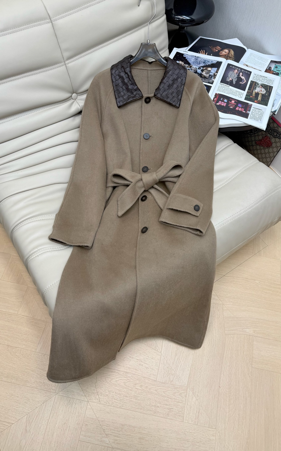 NO:626817,Comes with a dust bag. The new autumn and winter 25 contrasting color spliced ​​lapel long cashmere blended wool coat has a thick and crisp texture, strong warmth retention, and a low-key sense of luxury. The neckline is spliced ​​with pure hand-woven protein leather creativity, which can not only create a cool street style, but also can be paired with simple inner wear to create a relaxed commuting feeling~ M SML,,alexander wang19860909配防尘袋25秋冬新款 撞色拼接翻领长款山羊绒混纺羊毛大衣质感厚实挺括,保暖性强,呈现低调的高级感,领口拼接纯手工编织蛋白皮创意,既能搭出酷飒街头风,也能搭配简约内搭营造松弛通勤感~ M SML,,alexander wang,Women's clothing