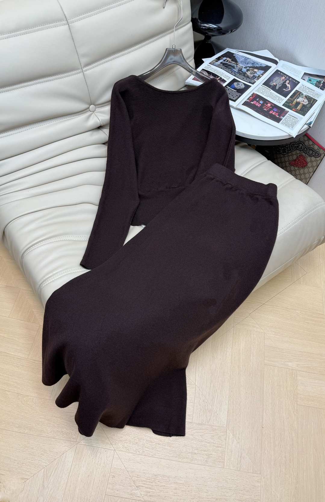 NO:626807,New round neck design wool top and skirt suit. Simple high-end style and fine wool knitting creates a simple and elegant design. The hem is irregularly designed. A versatile suit that looks good on anyone. No matter your figure. Two-color code number SML M, skirts, alexander wang19860909新款 圆领设计款羊毛上衣半裙套装 简单高级风格细腻羊毛针织 造就简单设计大气.采用下摆不规则设计 百搭的套装 谁穿谁好看 不挑身材 两色码数SML M,,skirts,alexander wang,Women's clothing