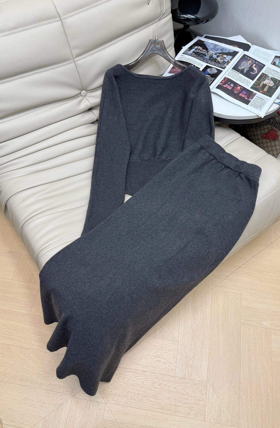 NO:626799,New round neck design wool top and skirt suit. Simple high-end style and delicate wool knitting creates a simple design. Irregular hem design. Versatile suit. Whoever wears it looks good. No matter your figure. Two colors. SML, skirts, alexander wang19860909新款 圆领设计款羊毛上衣半裙套装 简单高级风格细腻羊毛针织 造就简单设计大气.采用下摆不规则设计 百搭的套装 谁穿谁好看 不挑身材 两色 码数SML,,skirts,alexander wang,Women's clothing