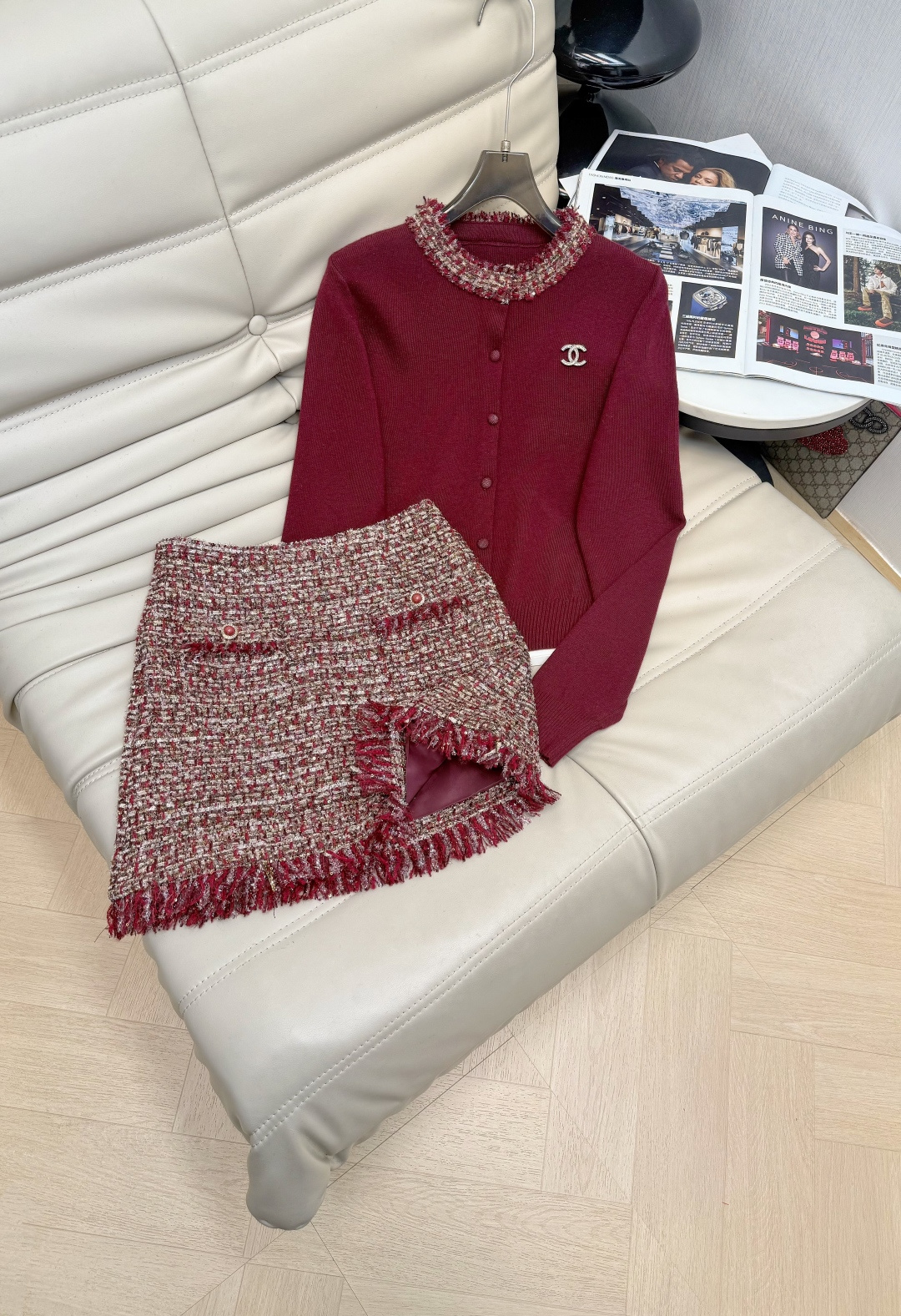 NO:629235,2025 new autumn and winter tassel-edged braided round-neck single-breasted wool cardigan, retro small fragrant skirt, two-piece set, upper body with a western style to reduce age, fashionable and versatile temperament, full of Christmas atmosphere, a set is so beautiful, high return rate, single color sale, size SML M,,skirts,alexander wang198609092025秋冬新款流苏边编织圆领单排扣羊毛开衫复古小香风半裙 两件套 上身洋气减龄 时尚百搭气质 满满的圣诞气息 一套太美啦 回头率极高 单色发售 码数SML M,,skirts,alexander wang,Women's clothing