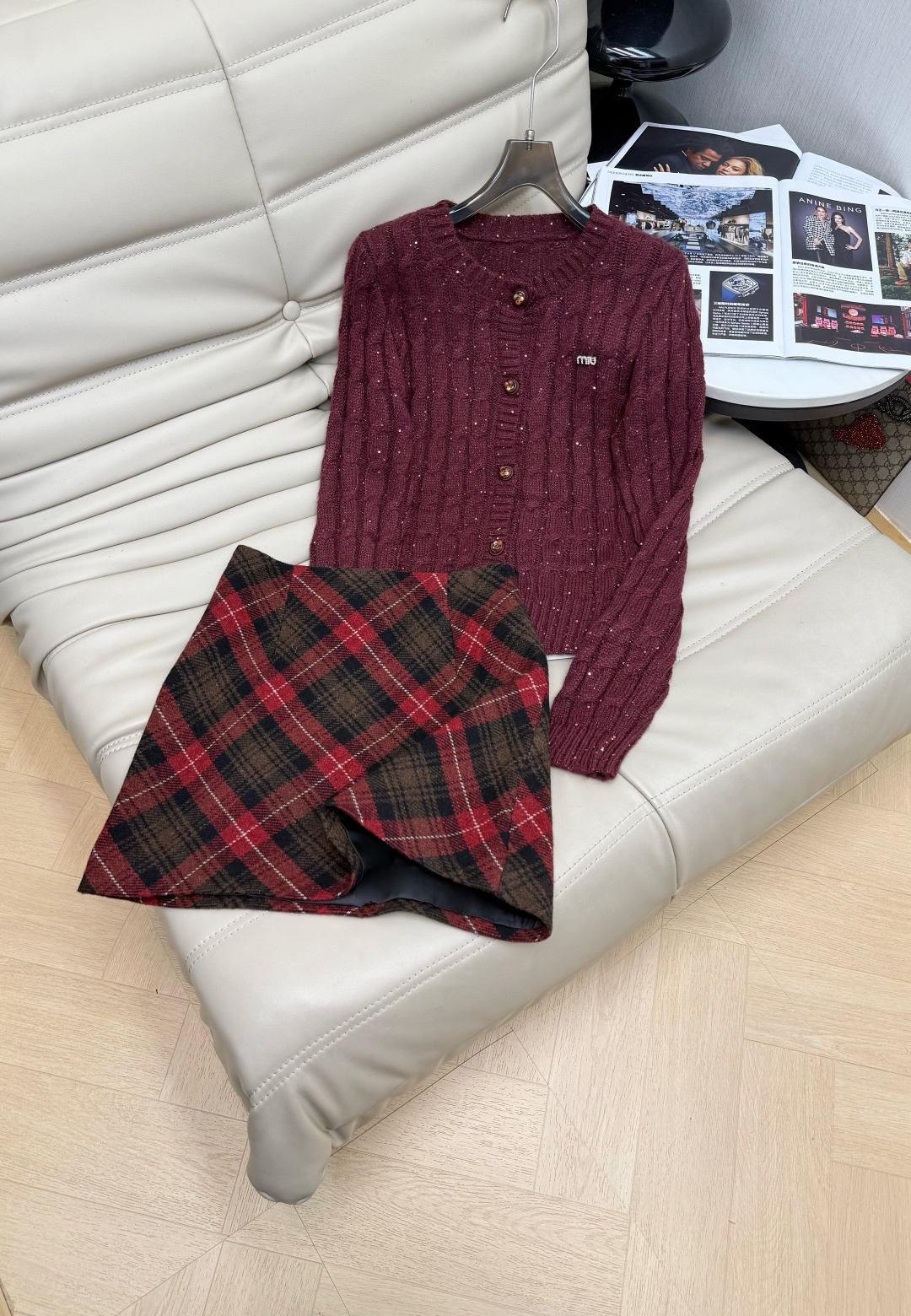 NO:629228,2025 new fall and winter style gold glitter single-breasted round-neck wool cardigan, retro contrasting plaid high-waisted skirt, two-piece set, upper body, fashionable and age-reducing, covering the flesh and looking slim, high-end outfit, who looks good on whoever wears it, no matter the figure, sold in single color, size SML M,,skirts,alexander wang198609092025秋冬新款谬系金闪闪亮片单排扣圆领羊毛开衫复古撞色格子高腰半裙 两件套 上身洋气减龄 遮肉显瘦 高级感穿搭 谁穿谁好看 不挑身材 单色发售 码数SML M,,skirts,alexander wang,Women's clothing