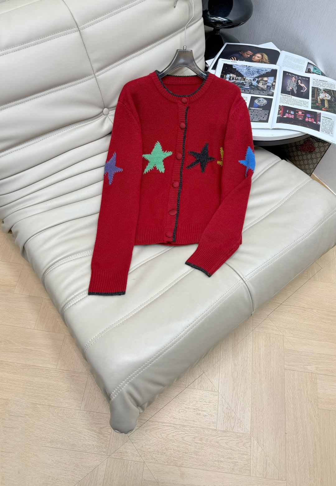 NO:650450,Autumn and winter new French jacquard five-pointed star pattern wool round-neck knitted cardigan. Comfortable and breathable texture. Casual and slim base layering. Long-sleeved and relaxed style. Super versatile. Ready for sale. 2 colors SML,,alexander wang19860909秋冬新款法式提花五角星图案羊毛圆领针织开衫 质感舒适透气 休闲显瘦打底叠穿 长袖慵懒风宽松版型 超级百搭 现货发售 2色 SML,,alexander wang,Women's clothing