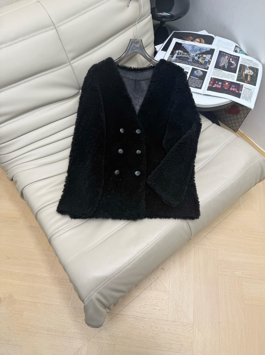 NO:650396,New V-neck fur all-in-one jacket made of wool fabric. The deerskin lining is soft and warm. The loose and wide version is easy to match. It is exquisite and fashionable and can be easily controlled by a lady. Customized buttons and double side pocket design. Easy to wear, fashionable and versatile. Two-color code number SML. M,,jackets & coats,alexander wang19860909新款V领皮毛一体外套羊毛面料 里料鹿皮绒柔软保暖,宽松挺阔版型好搭配,精致时髦名媛风轻松驾驭,定制纽扣,侧边双口袋设计 简便实穿 时髦百搭.二色码数SML. M,,jackets & coats,alexander wang,Women's clothing