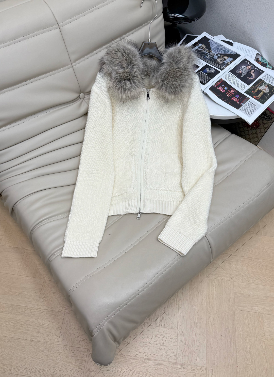 NO:654996,New style for autumn and winter. Stylish fur collar detachable multi-way zipper jacket. Really thick and not thin. It can be worn alone as a small jacket. It can also be easily added with any coat. The warmth effect and feel are both online. High-end contrasting colors. Super versatile. The first batch is on sale SML M,,jackets & coats,alexander wang19860909秋冬新款 时髦的毛毛领可拆卸多穿法拉链外套 实实在在的厚实感 不单薄 可以单穿的小外套 外面也能轻松加任何大衣 保暖效果跟手感都在线 高级撞色 超级百搭 首批开售SML M,,jackets & coats,alexander wang,Women's clothing