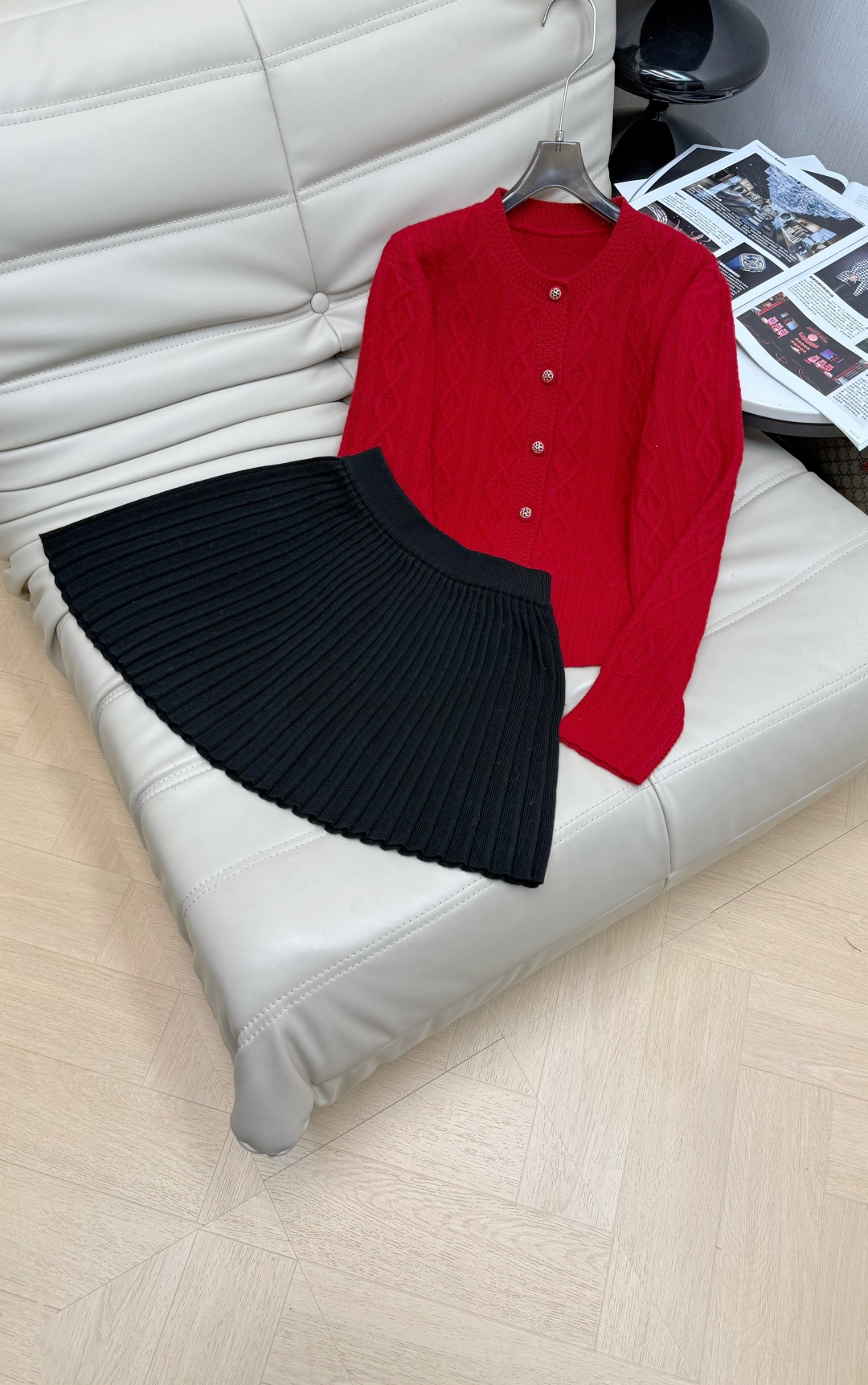 NO:652774,Tops and skirts, the new recommended diamond pattern round neck, custom buttoned wool cardigan, pleated skirt, two-piece set, slim fit, good texture, western-style upper body, versatile, looks great with any set, must-have style for autumn and winter, 3 colors, size SML, skirts, alexander wang19860909上衣半裙 新款推荐菱格纹圆领订制扣羊毛开衫百褶短裙 两件套 版型显瘦 质感好 上身洋气百搭 随意搭配一套都很好看 秋冬必备款 3色 码数SML,,skirts,alexander wang,Women's clothing