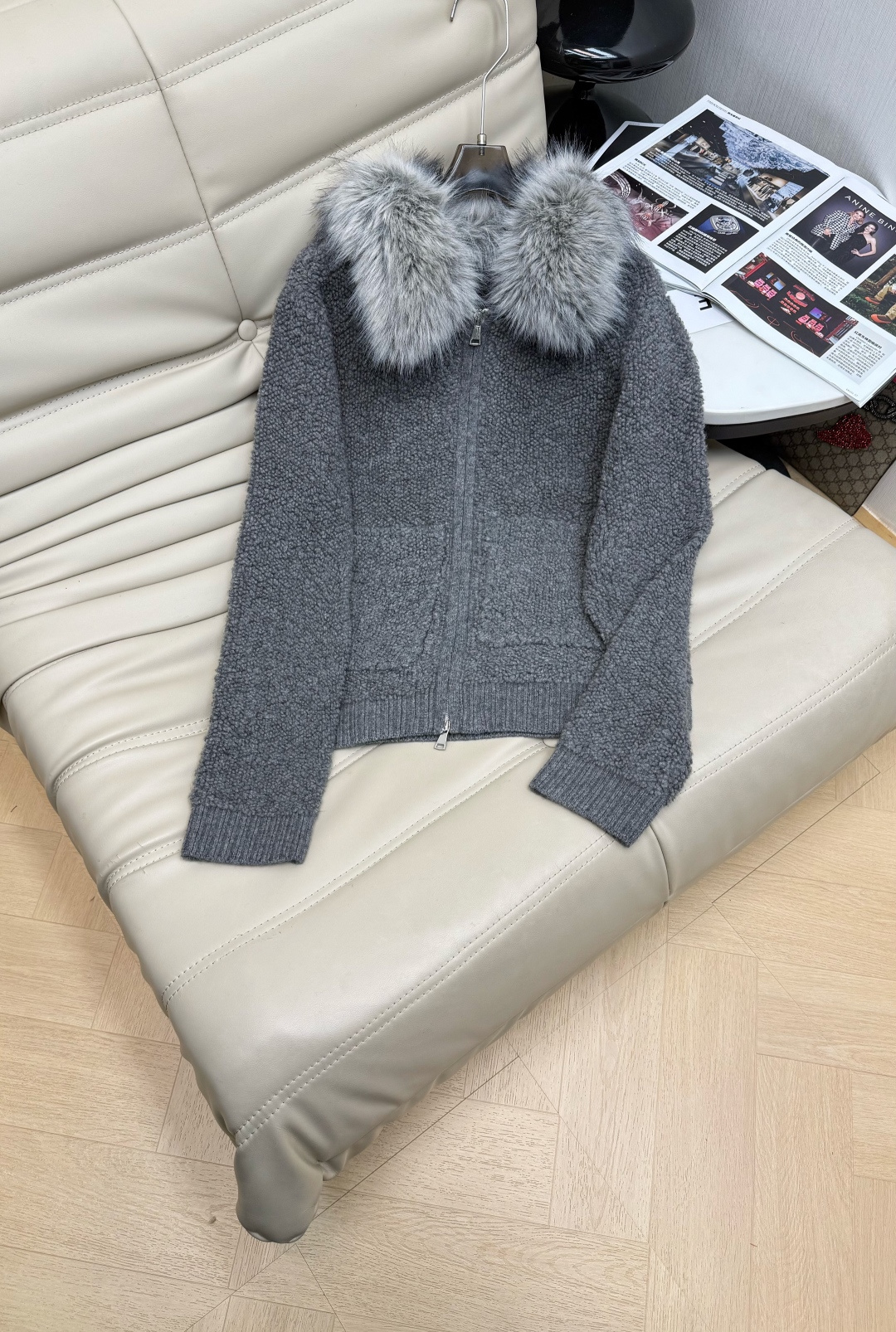 NO:652767,New style for autumn and winter. Stylish fur collar detachable multi-wear zipper jacket. Really thick and not thin. A small jacket that can be worn alone. It can also be easily added with any coat. The warmth effect and feel are both online. High-end contrasting colors. Super versatile. The first batch of SML, jackets & coats, alexander wang.19860909秋冬新款 时髦的毛毛领可拆卸多穿法拉链外套 实实在在的厚实感 不单薄 可以单穿的小外套 外面也能轻松加任何大衣 保暖效果跟手感都在线 高级撞色 超级百搭 首批开售SML,,jackets & coats,alexander wang,Women's clothing