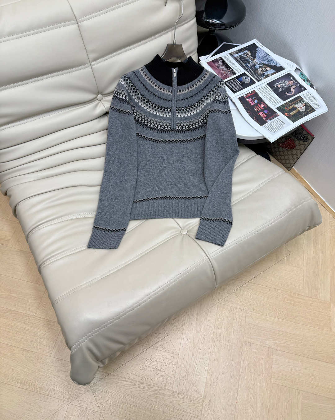 NO:654253,New autumn and winter round neck wool zipper pullover top. 100% worsted wool fabric is soft and warm. Exquisite pattern design. Western and fashionable. The version is very slim and not flattering. Paired with flared cowboy pants. The texture is super good and elastic. 2 colors are recommended. SML, alexander wang19860909秋冬新款圆领羊毛拉链套头上衣 百分百精纺羊毛面料柔软保暖 精致图案设计 洋气时尚 版型非常显瘦不挑身材 搭配喇叭牛籽裤 质感超好 有弹性 2色推荐SML,,alexander wang,Women's clothing