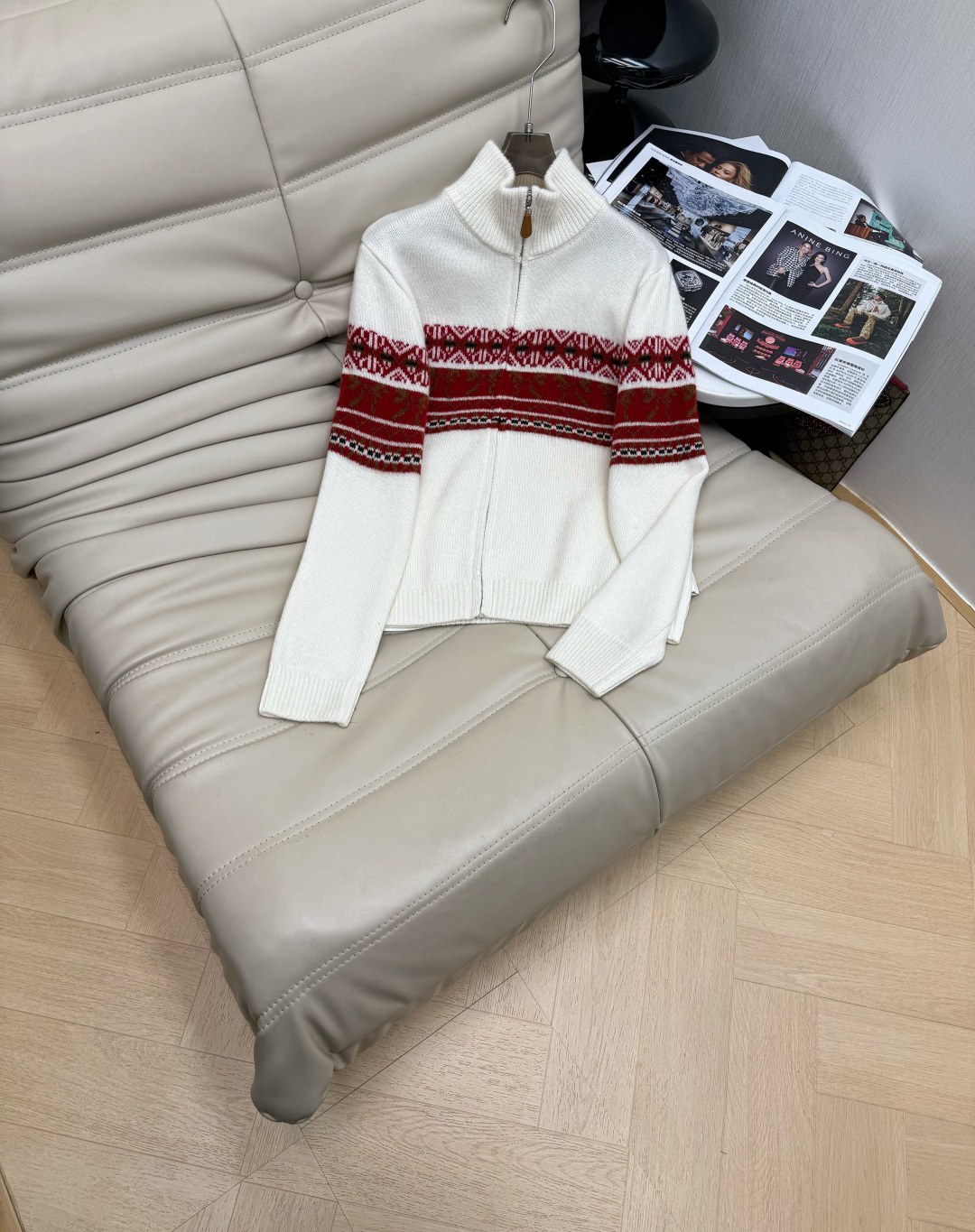 NO:654972,Early spring new Korean style stand-collar long-sleeved zipper cardigan with color-blocking jacquard wool. Special contrasting colors. The texture is soft and skin-friendly. It is an age-reducing tool. It can be layered and worn alone. It has a good fit and can be controlled by both fat and thin people. Picture and color. Size SML M,,alexander wang19860909早春新款韩系立领长袖拉链拼色提花羊毛打底拉链开衫 撞色特别 质感软糯亲肤 减龄神器 可叠穿单穿 版型好 胖瘦都可驾驭 图色 码数SML M,,alexander wang,Women's clothing