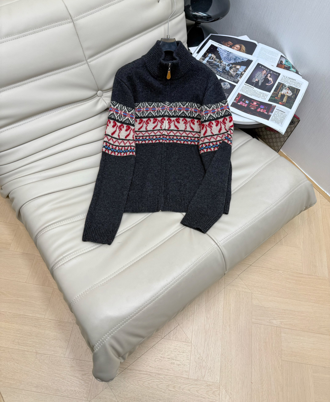 NO:654962,Early spring new Korean style stand-collar long-sleeved zipper cardigan with color-blocking jacquard wool. Special contrasting colors. The texture is soft and skin-friendly. It is an age-reducing tool. It can be layered and worn alone. It has a good fit and can be controlled by both fat and thin people. Picture and color. Code number SML,,alexander wang19860909早春新款韩系立领长袖拉链拼色提花羊毛打底拉链开衫 撞色特别 质感软糯亲肤 减龄神器 可叠穿单穿 版型好 胖瘦都可驾驭 图色 码数SML,,alexander wang,Women's clothing