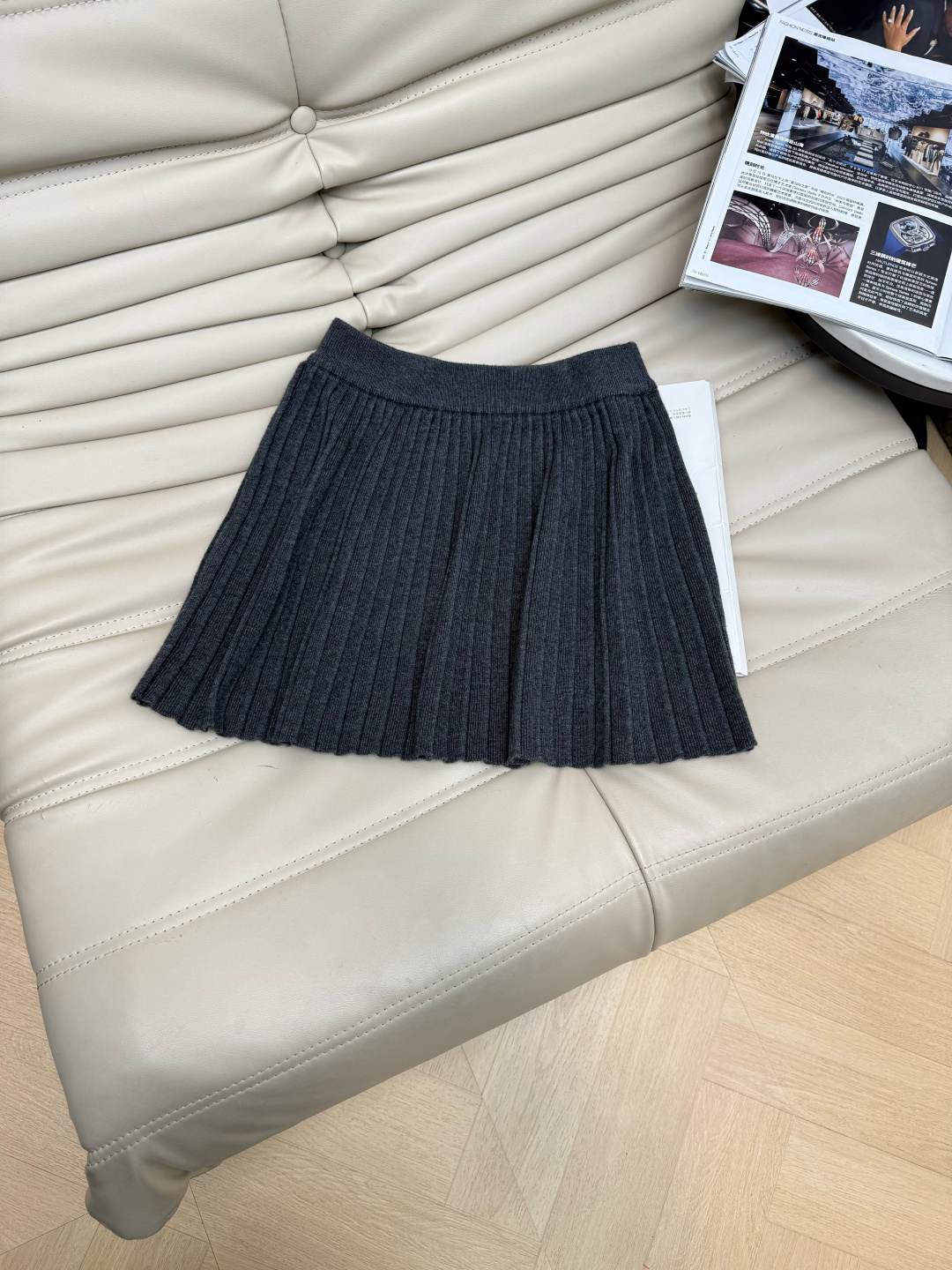 NO:654994,Early spring new style 2025 French retro simple and versatile knitted wool fine pleated high-waisted skirt. Loose fit, slimming and covering the span. Elastic waist. Good texture and versatile style. Running size. Picture and color. Size SML, skirts, alexander wang19860909早春新款2025法式复古简约百搭针织羊毛细百褶高腰短裙 版型宽松显瘦遮跨 松紧腰头 质感好百搭款 跑量款 图色 码数SML,,skirts,alexander wang,Women's clothing