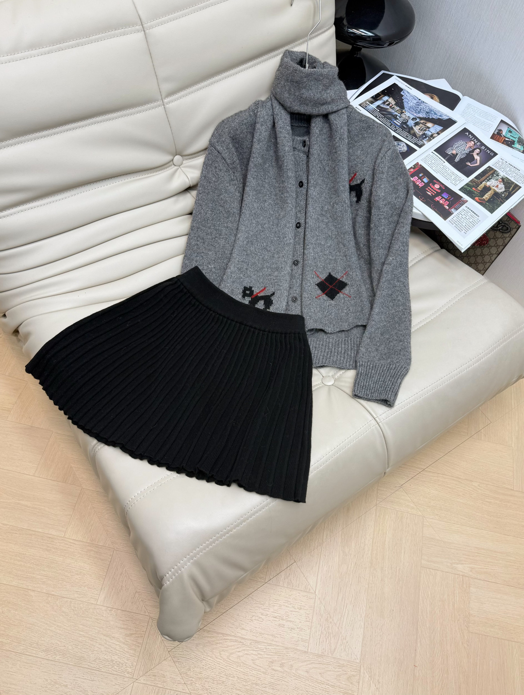 NO:654977,Tops, skirts, the latest Korean style embroidered printed pattern round neck long-sleeved wool cardigan and scarf two-piece set in early spring. The single-breasted design is simple and elegant. The shape is slim and slim. The fabric is fine, soft and comfortable. Versatile style. Paired with a set of skirts. It is very fashionable and has a high rate of return. Picture and color code number SML.,,skirts,alexander wang19860909上衣 半裙早春最新款韩系刺绣印图案圆领长袖羊毛开衫围脖两件套 单排扣设计简单大方 版型修身显瘦 面料细腻柔软舒适 百搭款 搭配半裙一套 十分洋气回头率极高 图色 码数SML.,,skirts,alexander wang,Women's clothing