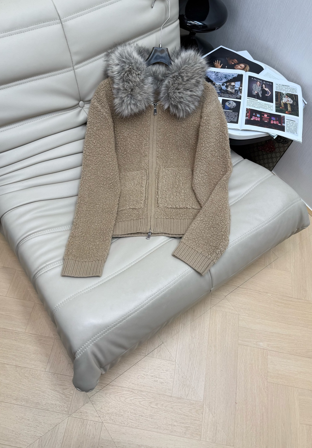 NO:655796,. 2025 autumn and winter new style. Stylish fur collar detachable multi-way zipper jacket. Really thick and not thin. A small jacket that can be worn alone. It can also be easily added with any coat. The warmth effect and feel are online. High-end contrasting colors. Super versatile. The first batch is on sale SML M,,jackets & coats,alexander wang19860909. 2025秋冬新款 时髦的毛毛领可拆卸多穿法拉链外套 实实在在的厚实感 不单薄 可以单穿的小外套 外面也能轻松加任何大衣 保暖效果跟手感都在线 高级撞色 超级百搭 首批开售SML M,,jackets & coats,alexander wang,Women's clothing