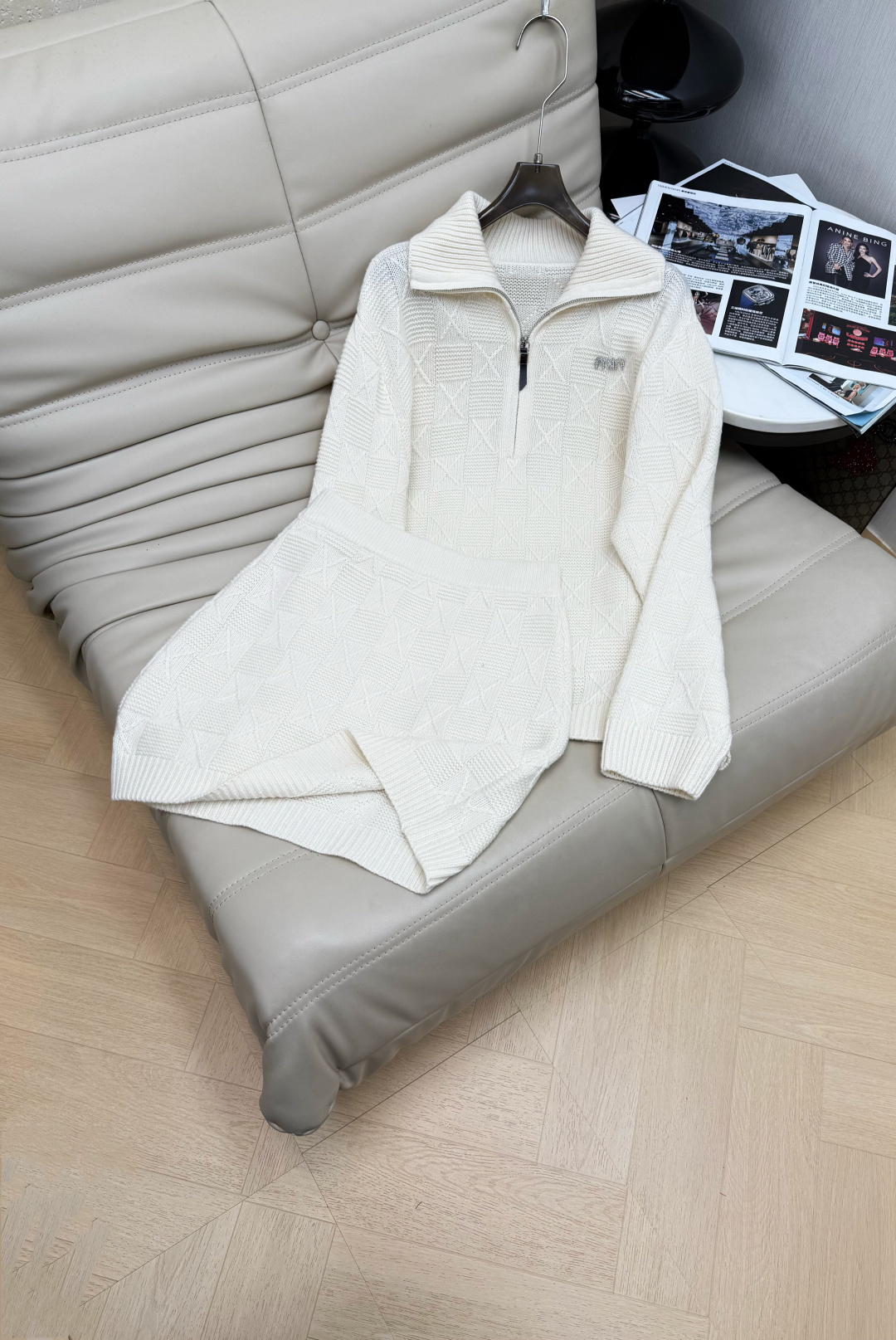 NO:655788,Exclusive first release of 2025 new styles - the latest relaxed wool suit for autumn and winter. Lazy lapel half-zip loose sweater + high-waisted skirt. Two-piece set. Diamond imported wool yarn fabric with small brooch. Simple and advanced lazy version. Durable. Warmth and appearance are both online~~ The most practical and versatile boutique. High-end daily layering in autumn and winter!  !  Stretchy and not flattering, 2 colors, SML.M, skirts, sweaters, brooch, breastpin, alexander wang19860909独家首发 2025新款———秋冬最新款松弛羊毛套装 慵懒翻领半拉链宽松毛衣+高腰半裙 两件套 菱格进口羊毛纱线面料搭配小胸针 简约高级慵懒版型 经久耐穿 保暖度和颜值却都在线～～最实穿百搭的精品 秋冬叠穿日常高级！！有弹力不挑身材 2色码数SML.M,,skirts,sweaters,brooch，breastpin,alexander wang,Women's clothing