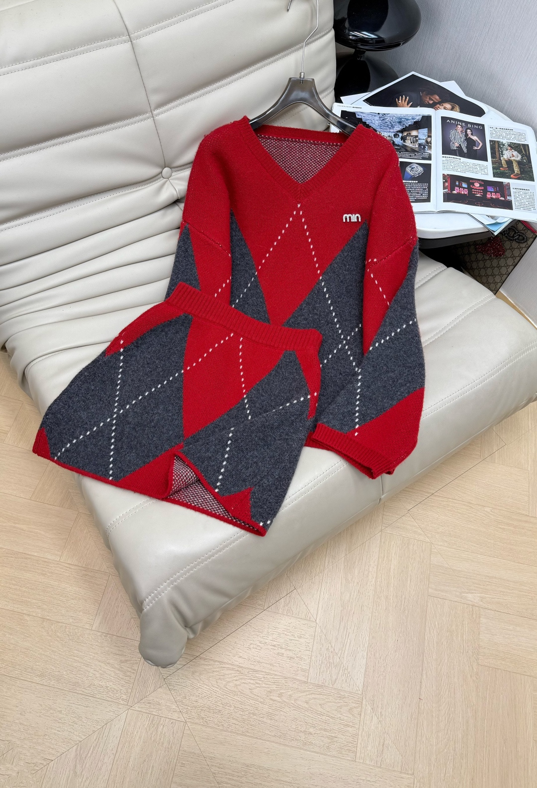 NO:655792,Autumn and winter new V-neck rhombus printed sweater high-waist skirt set. The texture of imported wool is great. The version is very slim and has a brooch. The simple and girly version is fashionable and slim. The effect is great. The set is very beautiful. The quality of workmanship depends on the details. High quality. 2 colors and sizes: SM LM,,skirts,sweaters,brooch,breastpin,alexander wang19860909秋冬新款 V领菱格印花毛衣高腰包裙 套装 进口羊毛质感超赞 版型显瘦绝绝子配胸针 简约少女感版型时髦纤瘦效果超级赞 一套搭配非常好看 做工品质看细节 高品质 2色尺码SM LM,,skirts,sweaters,brooch，breastpin,alexander wang,Women's clothing