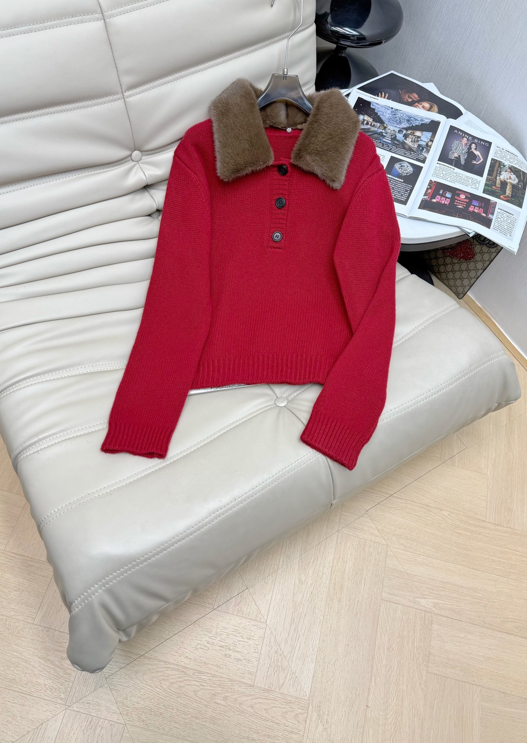 NO:656668,2025 new autumn and winter wool large lapel pullover top. 100% merino wool fabric is soft and warm. The fur collar is detachable and fashionable. The version is very slim and not flattering. Three colors are recommended: SML M,, alexander wang198609092025秋冬新款羊毛大翻领套头上衣 百分百美丽诺羊毛面料柔软保暖 毛领可拆卸洋气时尚 版型非常显瘦不挑身材 三色推荐SML M,,alexander wang,Women's clothing