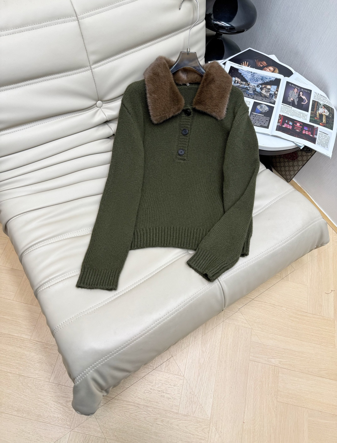 NO:656664,2025 new autumn and winter wool lapel pullover fur collar top. 100% merino wool fabric is soft and warm. The fur collar is detachable and fashionable. The version is very slim and not flattering. Three colors are recommended: SML, alexander wang198609092025秋冬新款羊毛翻领套头毛领上衣 百分百美丽诺羊毛面料柔软保暖 毛领可拆卸洋气时尚 版型非常显瘦不挑身材 三色推荐SML,,alexander wang,Women's clothing