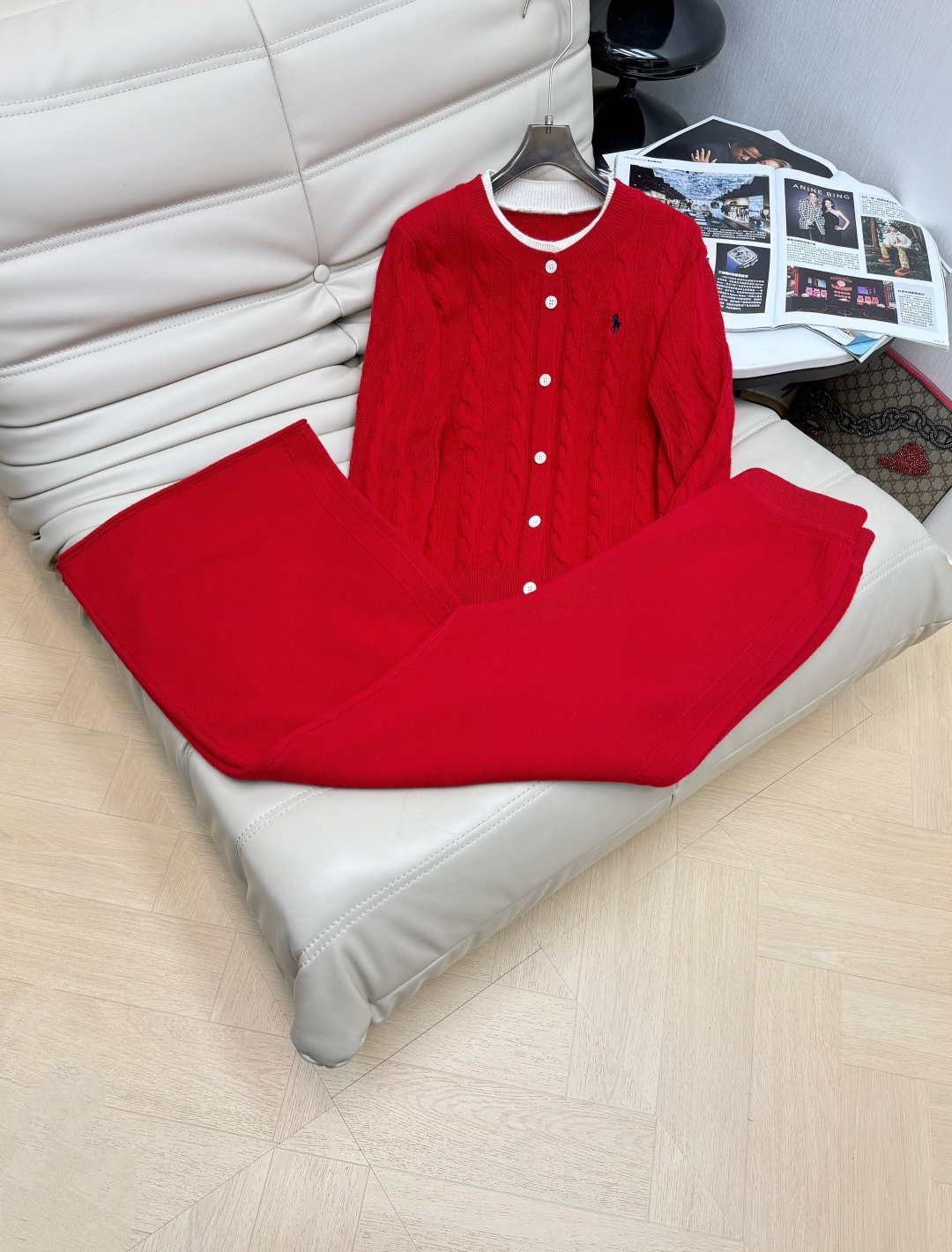 NO:657475,Popular suit 2025 autumn and winter new style. Standard round twist contrast collar fake two-button cardigan top and high-waisted trousers. Two-piece set. Custom-woven and dyed wool yarn, soft and skin-friendly, soft and waxy to the touch. The fabric surface is tight and flat, with consistent texture. The slightly slim fit is just right. The fit effect is simple and elegant, naturally highlighting the swan neck, elegant and generous, and the details are exquisite. Ready for the first time. Recommended 2-color SML, alexander wang19860909爆款套装 2025年秋冬新款 标圆麻花撞色领假两件纽扣开衫上衣高腰长裤 两件套 定织定染羊毛纱线,柔软亲肤,手感软糯,织面严密平整,纹路一致.微修身版型显瘦 恰到好处的合体效果,简约有气质,自然凸显天鹅颈,优雅大方,细节处彰显精致.现货首发 推荐2色SML,,alexander wang,Women's clothing