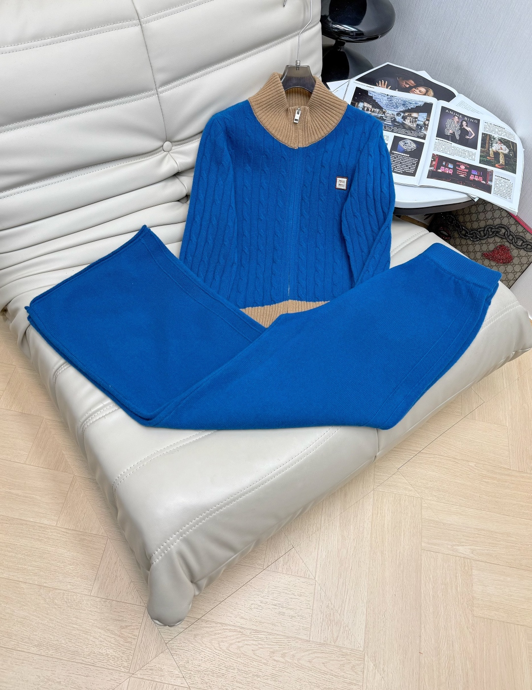 NO:657471,25Ss——Stand-collar zipper wool suit, wool knitted cardigan, high-waisted trousers, two-piece set. Casual, age-reducing, fashionable and simple style, very sporty. Feel~~Double zipper design with multiple ways of wearing. A must-have for lazy people. Size SML M,,alexander wang1986090925Ss——立领拉链羊毛套装羊毛针织开衫高腰长裤 两件套 休闲减龄又时髦简约的款式很有运动Feel～～双拉链设计搭配多种穿法 懒人必备 码数SML M,,alexander wang,Women's clothing