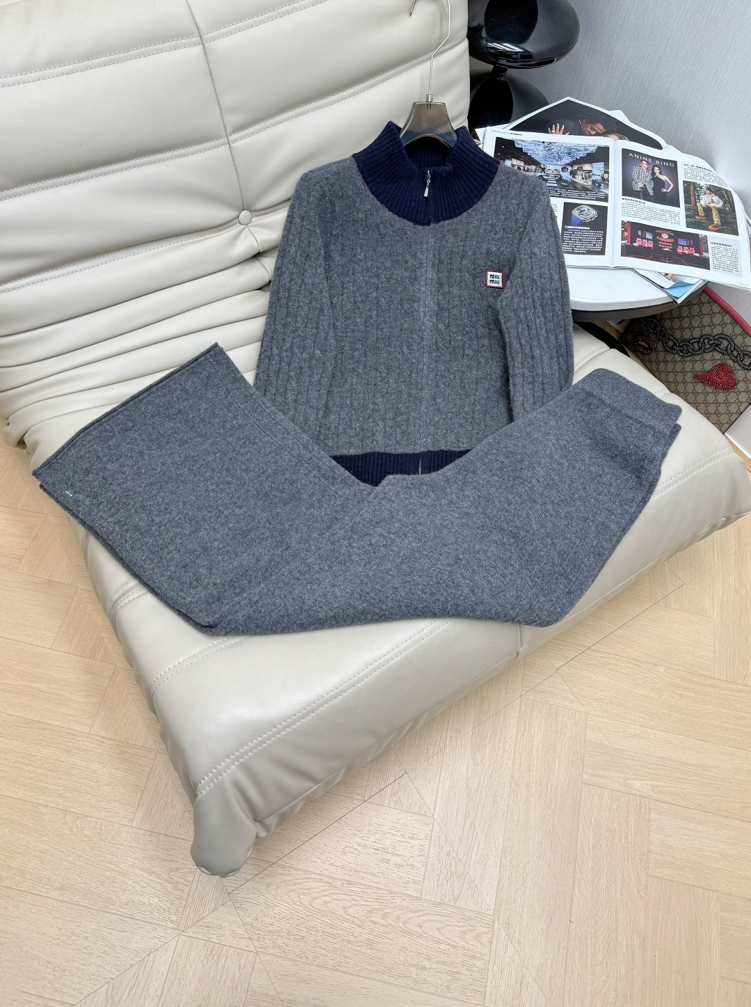 NO:657467,25Ss——Stand-collar zipper wool suit, wool knitted cardigan, high-waisted trousers, two-piece set. Casual, age-reducing, fashionable and simple style, very sporty. Feel~~Double zipper design with multiple ways of wearing. A must-have for lazy people. Size SML,,alexander wang1986090925Ss——立领拉链羊毛套装羊毛针织开衫高腰长裤 两件套 休闲减龄又时髦简约的款式很有运动Feel～～双拉链设计搭配多种穿法 懒人必备 码数SML,,alexander wang,Women's clothing