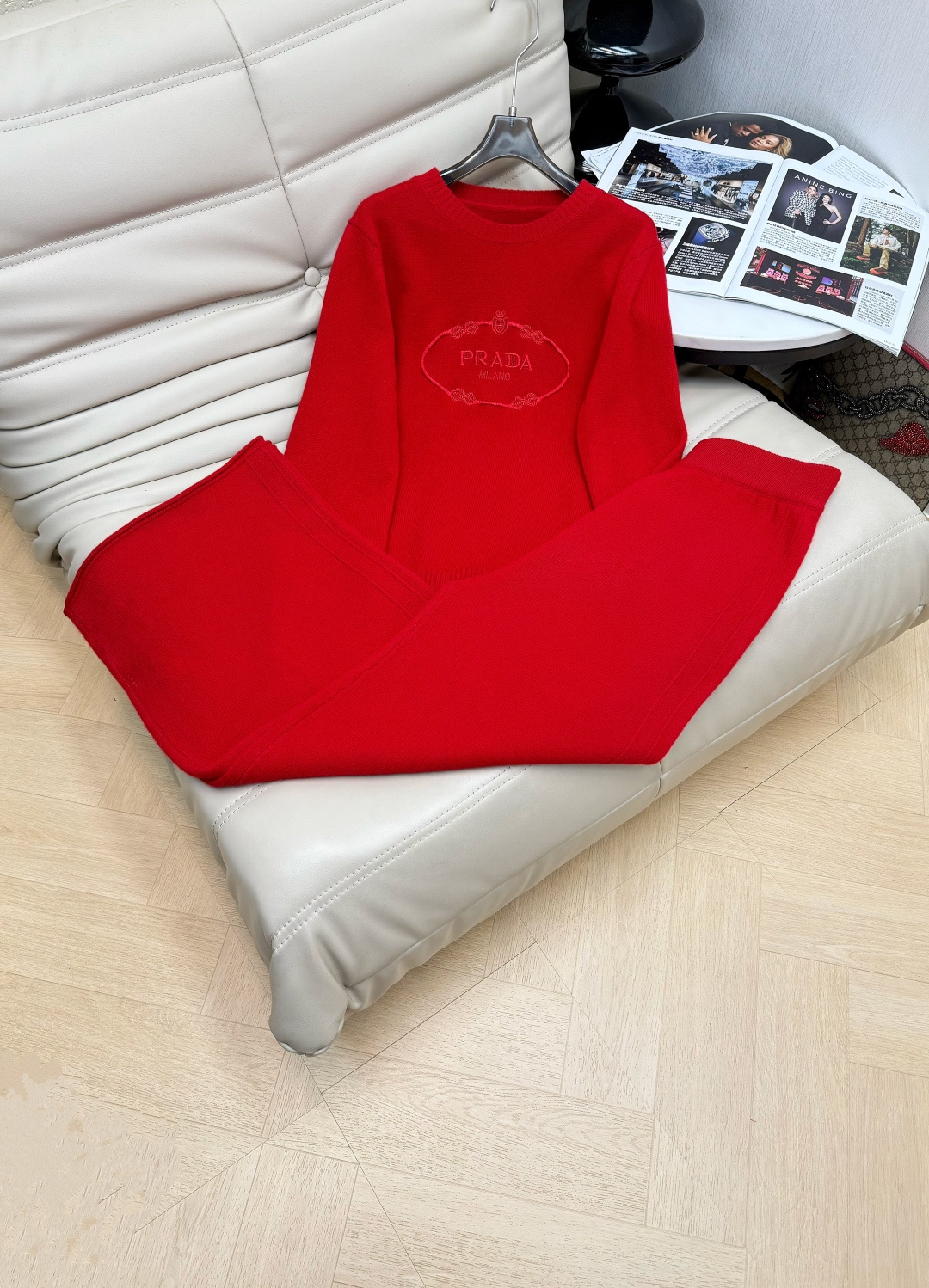 NO:658362,——New model for 25 years, round neck embroidered wool knit top and high waist trousers suit, wool fabric is soft and warm, logo pattern design on the chest, exquisite and fashionable, three-dimensional tailoring, one set of upper body is very figure-flattering. Recommend two-color SML. suit, alexander wang19860909——25年新款 圆领刺绣羊毛针织上衣高腰长裤套装,羊毛面料柔软保暖,胸前logo图案设计,精致时尚,版型立体剪裁,一套上身非常显身材.推荐二色SML.套装,,alexander wang,Women's clothing