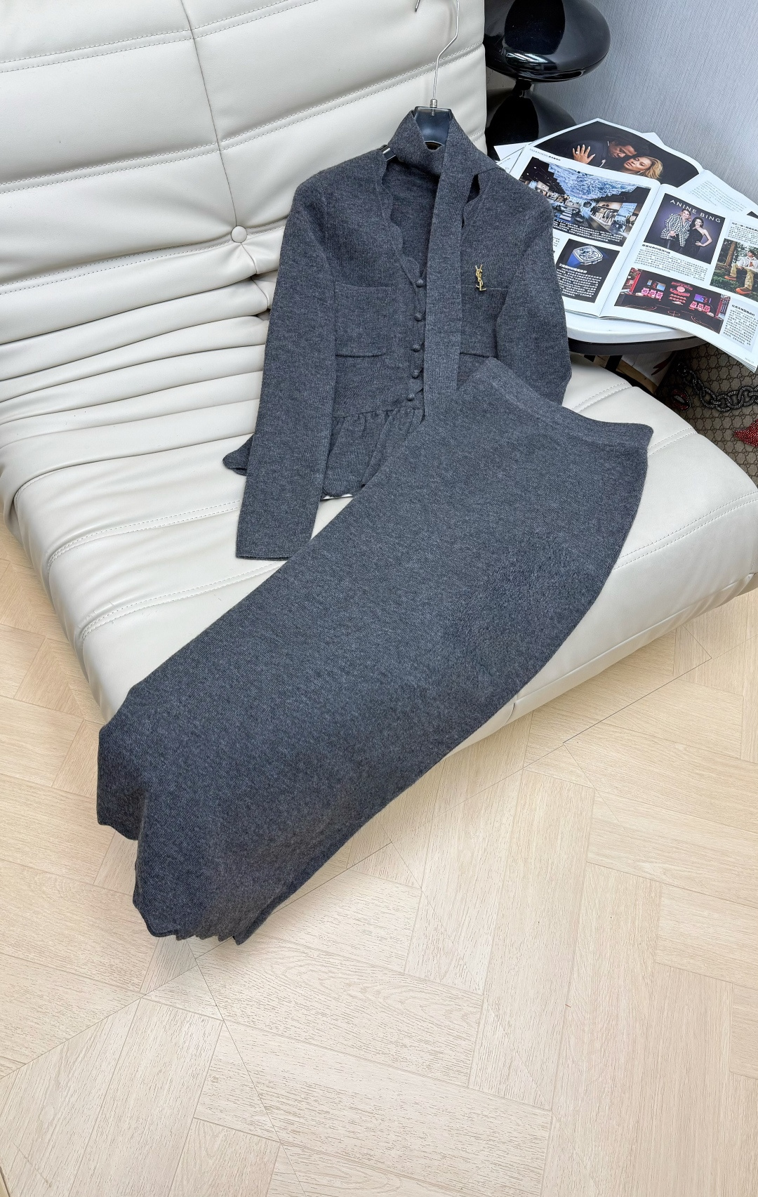 NO:658365,25 The latest knitted suit, ribbon knitted sweater + knitted skirt, exquisite beauty, the overall feeling is very simple and elegant. When paired together, it will give you a gentle, beautiful and moving feeling. The color and pattern are impeccable. It is equipped with exquisite small brooches, a must-have set for lazy people. It looks good with any combination. The texture of the fabric is excellent. It is made of customized wool fabrics. The details are in place. Recommend SML M, skirts, brooch, breastpin, alexander wang1986090925最新款针织套装飘带针织衫+针织半裙 精致美感 整体给人感觉特别的简约大气 一套搭配起来给你一种温柔美丽动人的感觉 颜色跟版型都无可挑剔 配精致小胸针懒人必备一套怎么搭都好看 面料质感一绝 采用的是定制羊毛面料 细节很到位 推荐SML M,,skirts,brooch，breastpin,alexander wang,Women's clothing