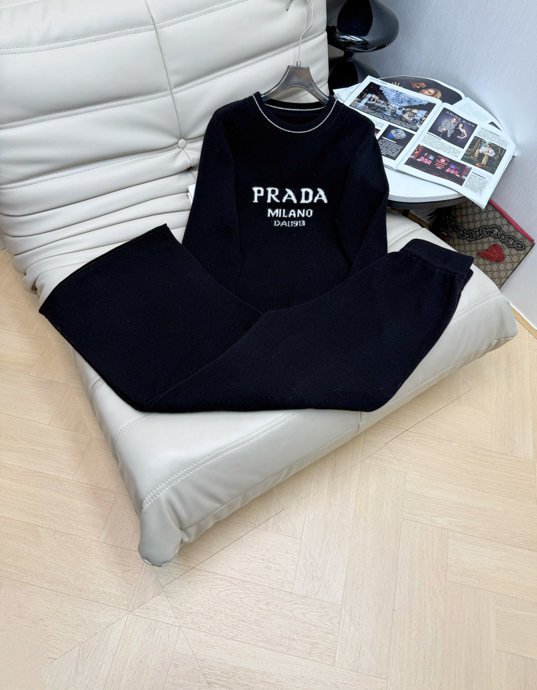 NO:658356,——25 new style round neck embroidered wool knit top high waist trousers suit, wool fabric is soft and warm, letter logo pattern design on the chest, exquisite and fashionable, contrasting color design on the collar and cuffs, three-dimensional tailoring, recommended 3 colors SML suit M,, alexander wang19860909——25新款 圆领刺绣羊毛针织上衣高腰长裤套装,羊毛面料柔软保暖,胸前字母logo图案设计,精致时尚,领口和袖口撞色设计,版型立体剪裁,推荐3色SML 套装M,,alexander wang,Women's clothing