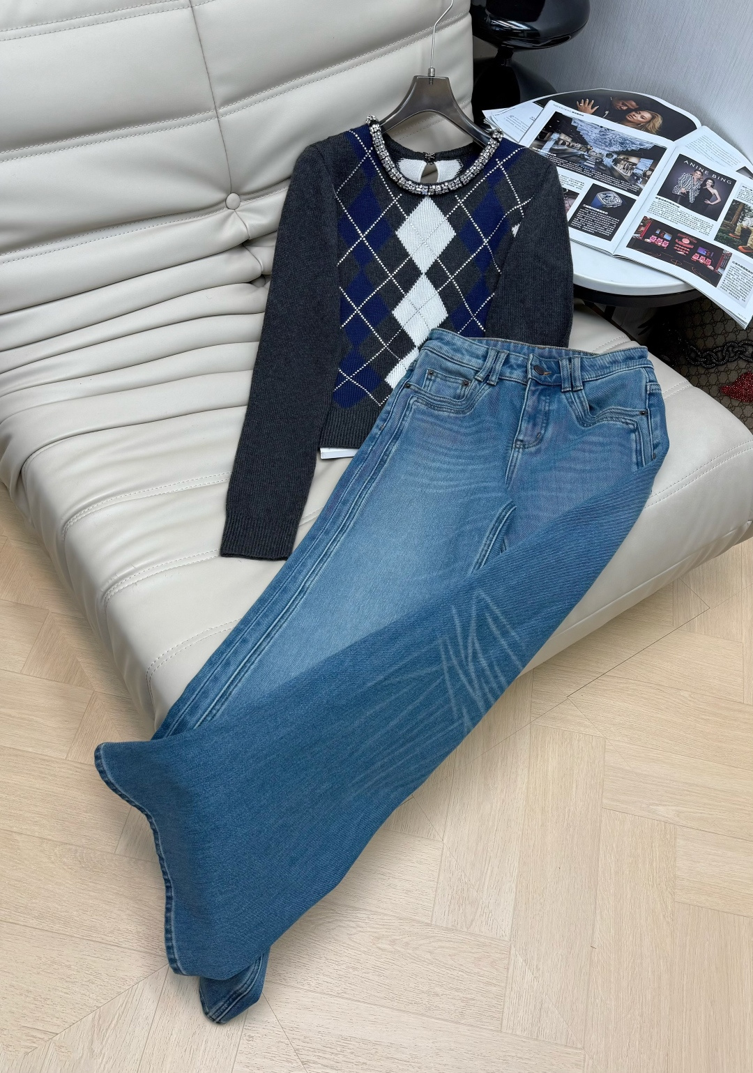 NO:658378,New style hand-beaded round neck rhombus contrasting wool knitted sweater. Loose fit, not flattering on the figure. High-end feel, retro and warm. 100% wool is soft and warm. The upper body effect is full of atmosphere. Full of details. Ready for sale. Single color. Size. SML top MB60. Pants,,sweaters,alexander wang19860909新款 手工钉珠圆领菱格撞色羊毛针织毛衣 宽松版型不挑身材 高级感 复古又温暖 百分百羊毛成分柔软保暖,上身效果氛围感拉满 细节满满 现货发售 单色 码数 SML上衣MB60 裤子,,sweaters,alexander wang,Women's clothing