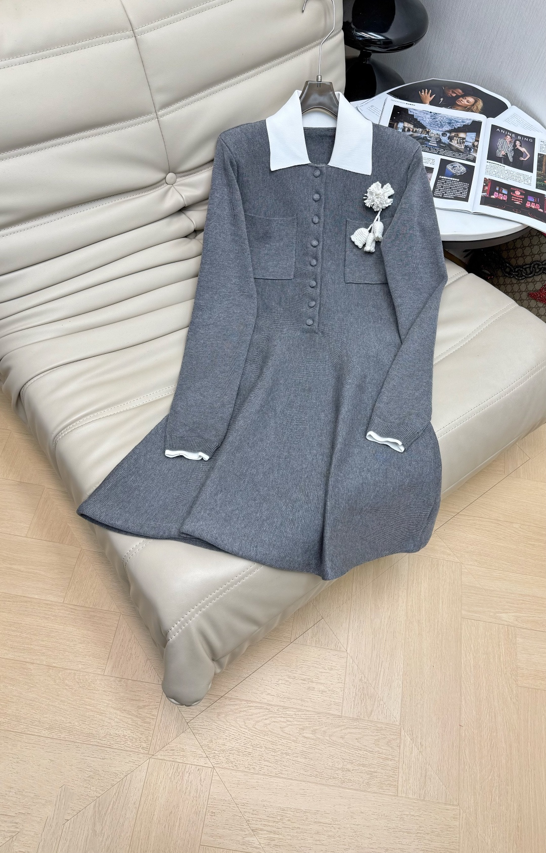 NO:658748,The new wool blended slim-fitting long-sleeved knitted skirt for early spring of 2026 is pure and sexy, but also has a noble girlish feel + luxury brand texture. The knitted fabric is soft and skin-friendly, and it is super comfortable to wear next to the body. The doll collar corsage design is sweet and cute, and it instantly hits the girl's heart! The slim fit is also very slim, and it flatters the body curve just right, and the skirt length is also very good. Recommend SML M,, skirts, alexander wang1986090926年早春新款羊毛混纺修身显瘦长袖针织短裙 纯又欲还显贵少女感+奢牌质感”针织面料软糯亲肤,贴身穿超舒服～娃娃领胸花设计,又甜又乖,瞬间戳中少女心！修身版型还很显瘦,把身材曲线衬得刚刚好,裙摆长度也很妙 推荐SML M,,skirts,alexander wang,Women's clothing