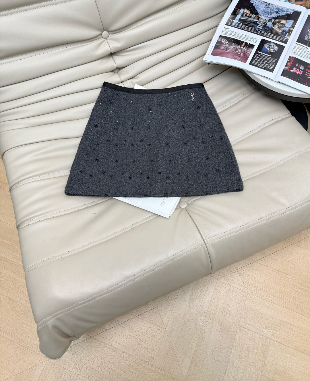 NO:663633,New winter wool sequined skirt, heavy-duty small sequined beading fabric, neat and age-reducing, high waist, slimming and versatile, super temperamental A-line skirt, anti-exposure culottes lining, with exquisite small brooch, super versatile style, in stock SML, skirts, brooch, breastpin,  19860909新款冬季羊毛亮片半裙 重工小亮片钉珠面料,利落减龄高腰显瘦百搭,超具气质A字短裙 防走光裙裤里衬 配精致小胸针 超级百搭风格 现货SML,,skirts,brooch，breastpin, ,Women's clothing