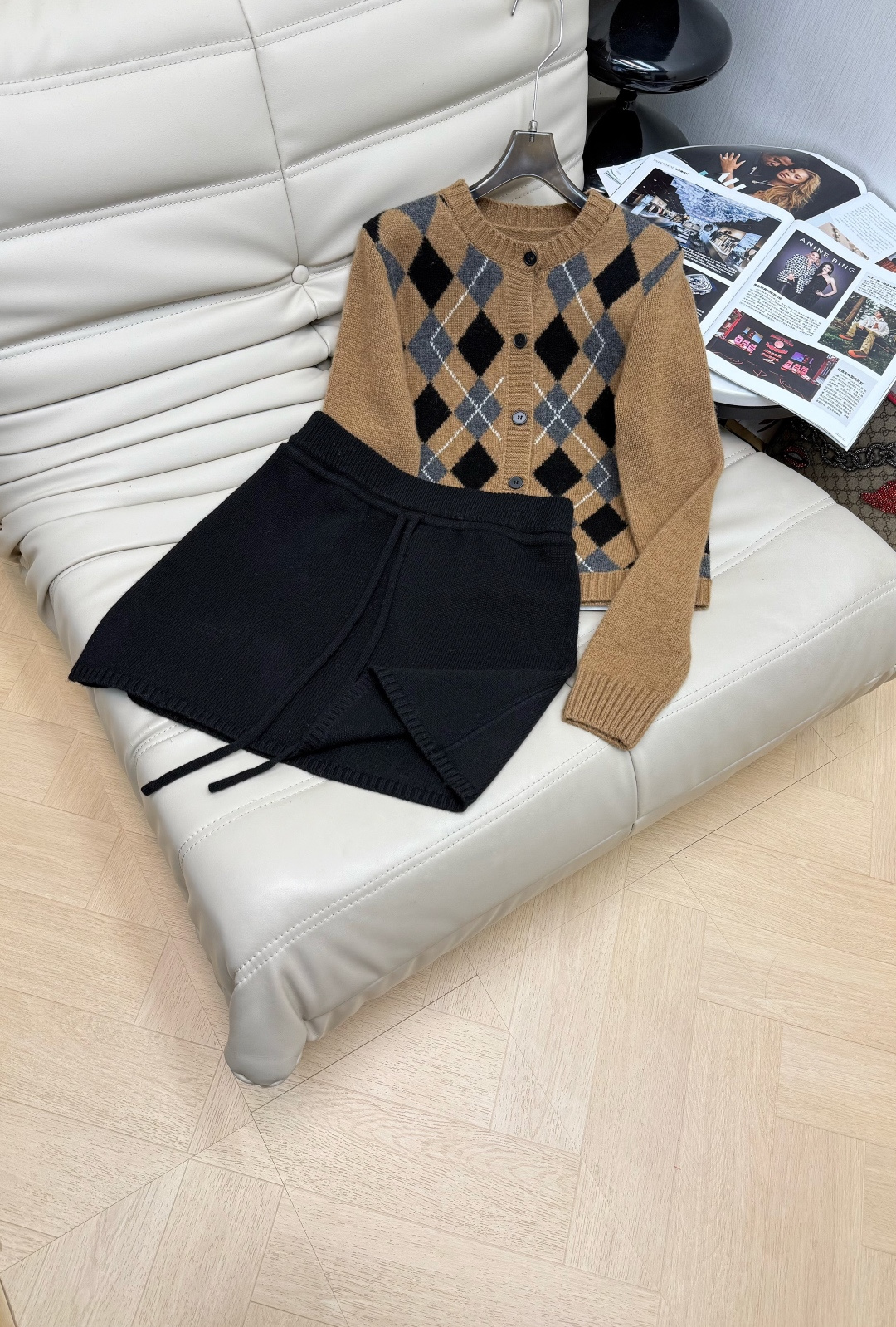 NO:663624,Exclusive first release of tops and skirts. 2026 early spring latest relaxed wool suit. Lazy round neck rhombus wool cardigan, high waist elastic waist skirt two-piece set. Western style and versatile. The version makes you look slimmer and taller. Ready for sale. 2 colors. Size SML, skirts,  19860909上衣.半裙独家首发 2026早春最新款松弛羊毛套装 慵懒圆领菱格羊毛开衫高腰松紧腰半裙两件套 洋气百搭 版型显瘦显高 现货发售 2色 码数SML,,skirts, ,Women's clothing