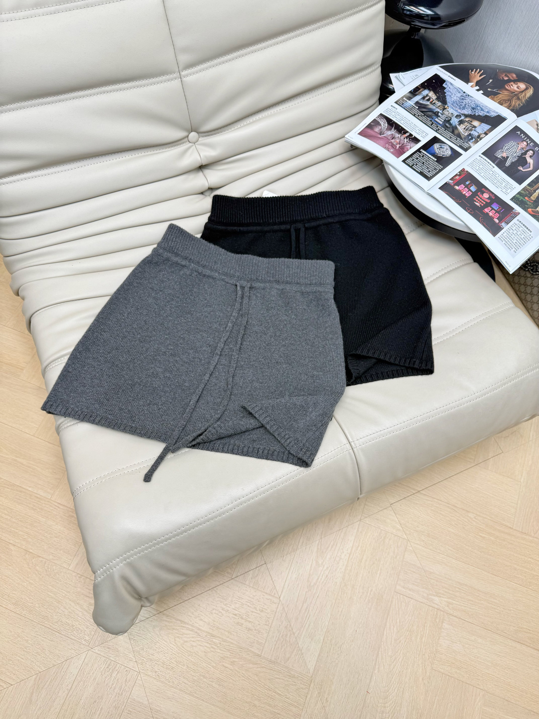 NO:664506,High-end retro draped A-hem wool knitted high-waisted skirt. Small butt-covering skirt. Elastic waistband. Strap design. The upper body looks slim and versatile. 2 colors. Size SML.,,skirts, 19860909高级复古垂感A摆羊毛针织高腰半身裙 小个子包臀短裙 松紧腰头 绑带设计 上身洋气显瘦又百搭 2色 码数SML.,,skirts, ,Women's clothing