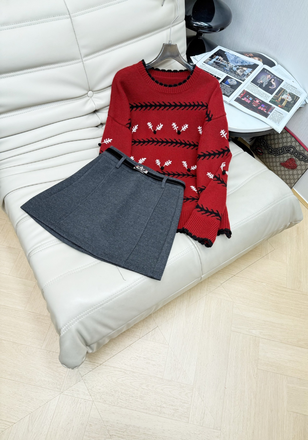 NO:664493,Tops and skirts, the latest Christmas model, red loose casual round neck wool pullover top, embroidered jacquard willow branch contrasting color design, loose fit, can be worn by fat and thin people, full of atmosphere, quality online ~ can be worn with skirts, single color, size SML.,,skirts, 19860909上衣半裙最新圣诞款红色宽松休闲圆领羊毛套头上衣 刺绣提花柳枝撞色设计 宽松版型 胖瘦能穿 氛围感拉满 质感在线～可配半裙穿搭 单色 码数SML.,,skirts, ,Women's clothing