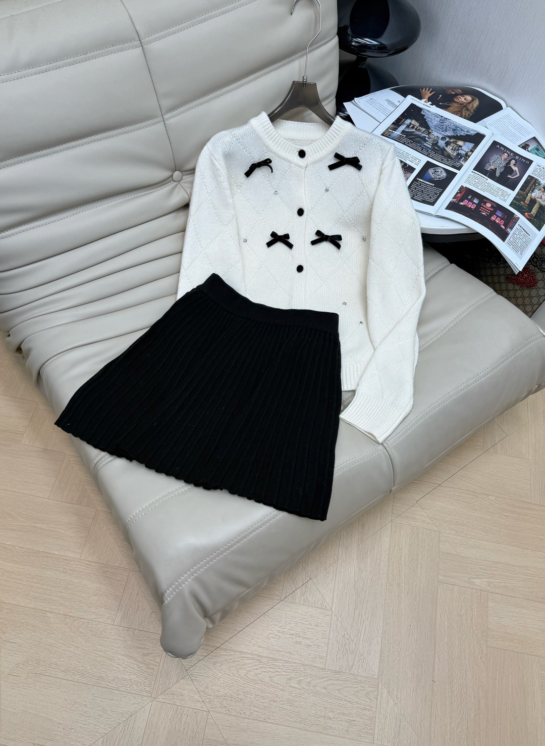 NO:666110,Upper skirt. New recommended diamond round neck velvet bow custom buttoned wool cardigan. Decorated with rhinestones. The shape is slim and has good texture. The upper body is fashionable and versatile. It can be worn with skirts and looks great with any set. A must-have for early spring. 3 colors. Size: SML, skirts,  19860909上半裙 新款推荐菱格圆领丝绒蝴蝶结订制扣羊毛开衫 钉钻装饰 版型显瘦 质感好 上身洋气百搭 可搭半裙随意搭配一套都很好看 早春必备款 3色 码数SML,,skirts, ,Women's clothing