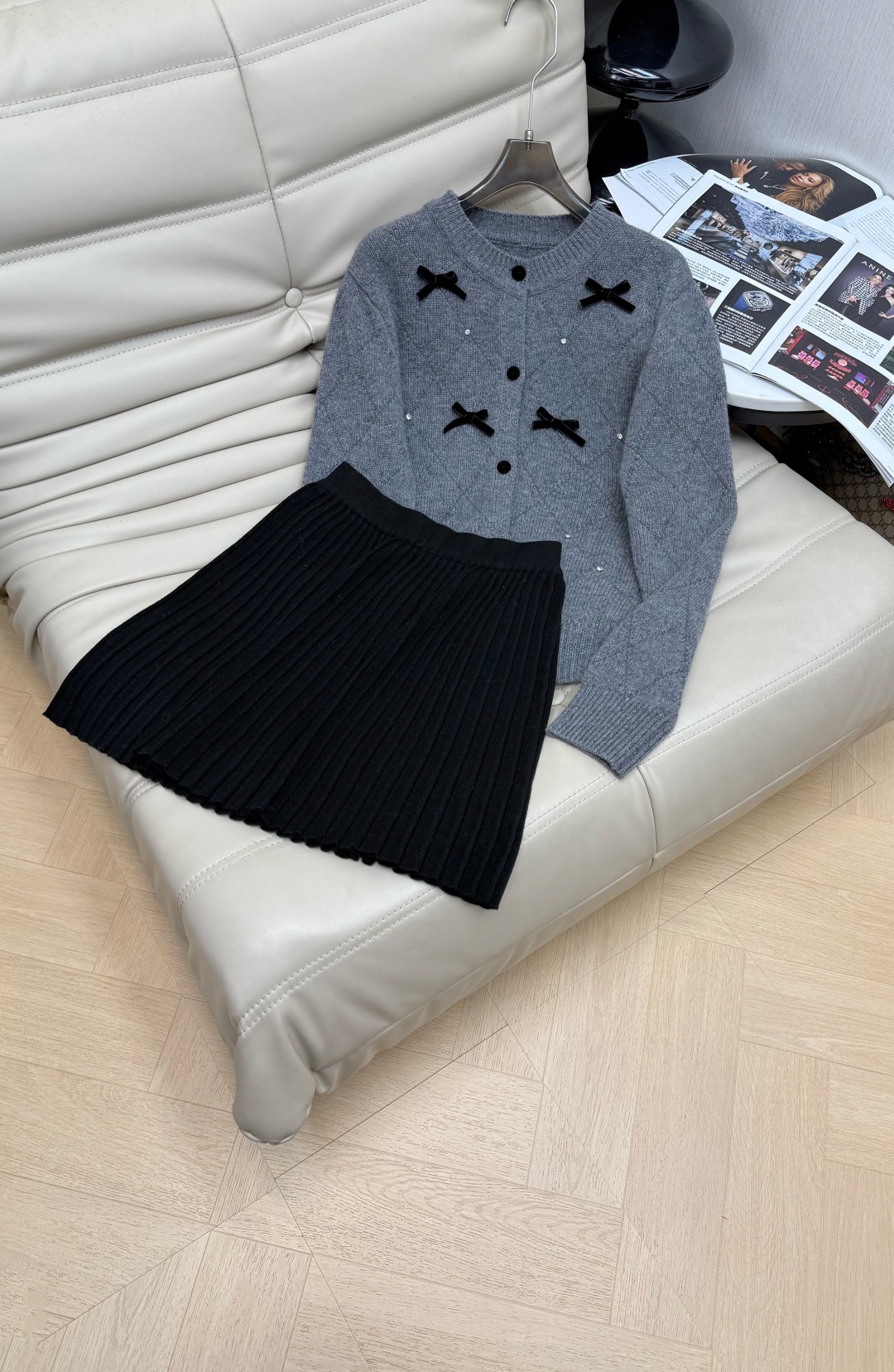 NO:666108,Upper skirt. New recommended diamond round neck velvet bow custom buttoned wool cardigan. Decorated with rhinestones. The shape is slim and has good texture. The upper body is fashionable and versatile. It can be worn with skirts and looks great with any set. A must-have for early spring. 3 colors. Size: SML, skirts,  19860909上半裙 新款推荐菱格圆领丝绒蝴蝶结订制扣羊毛开衫 钉钻装饰 版型显瘦 质感好 上身洋气百搭 可搭半裙随意搭配一套都很好看 早春必备款 3色 码数SML,,skirts, ,Women's clothing