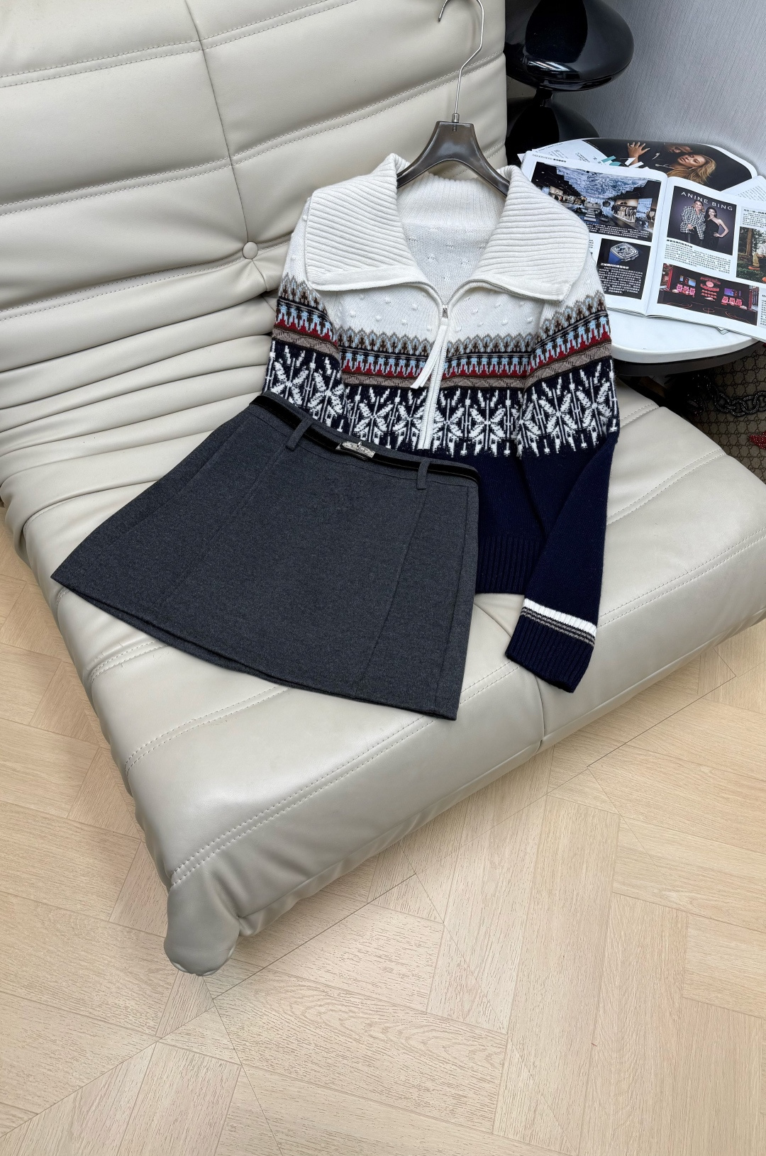 NO:666111,Tops and skirts, the latest wool large lapel zipper cardigan. 100% worsted wool fabric is soft and warm. Exquisite pattern and contrasting color design. Western style and fashionable. The version is very slim and not flattering. Can be matched with a skirt. Versatile style. 3 colors recommended. Size SML,,skirts, 19860909上衣半裙最新款羊毛大翻领拉链开衫 百分百精纺羊毛面料柔软保暖 精致图案撞色设计 洋气时尚 版型非常显瘦不挑身材 可搭配半裙一套 百搭款 3色推荐 码数 SML,,skirts, ,Women's clothing