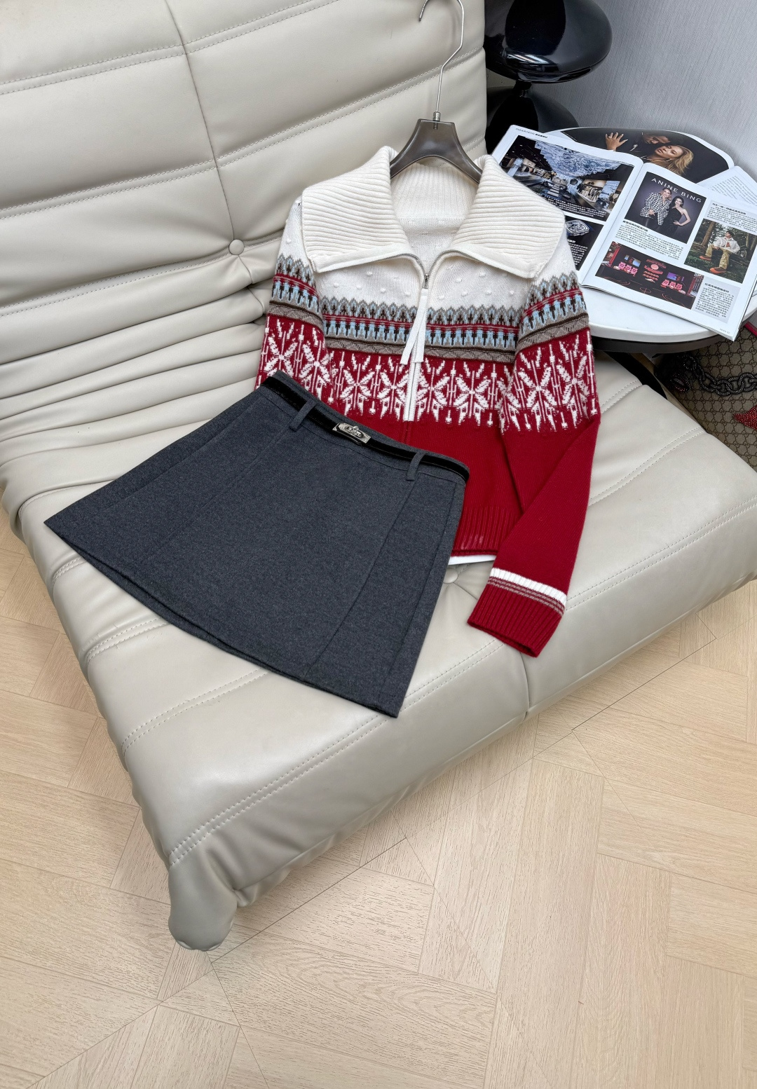 NO:666116,Tops and skirts, the latest wool large lapel zipper cardigan. 100% worsted wool fabric is soft and warm. Exquisite pattern and contrasting color design. Western style and fashionable. The version is very slim and not flattering. Can be matched with a skirt. Versatile style. 3 colors recommended. Size SML,,skirts, 19860909上衣半裙最新款羊毛大翻领拉链开衫 百分百精纺羊毛面料柔软保暖 精致图案撞色设计 洋气时尚 版型非常显瘦不挑身材 可搭配半裙一套 百搭款 3色推荐 码数 SML,,skirts, ,Women's clothing