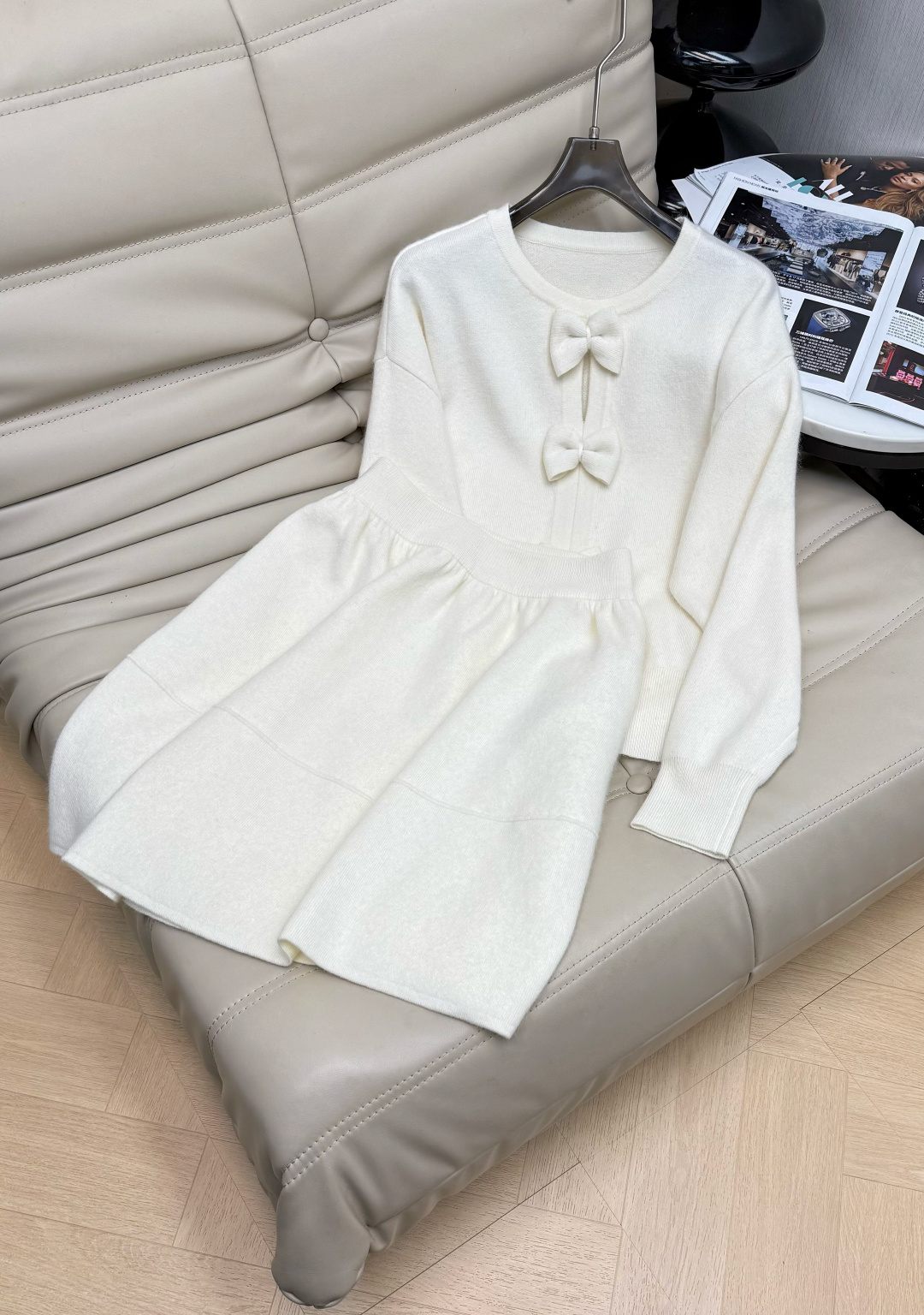 NO:666100,The latest high-end bow wool suit for autumn and winter. French round neck loose bow button sweater + high waist elastic waist skirt. Two-piece set. Imported wool yarn fabric. Simple and elegant lazy version. Durable. Warmth and appearance are both online~~ The most practical and versatile boutique. High-end everyday layering in autumn and winter!  !  Super stretchy, not flattering on your figure, three-color code size SML.,,skirts,sweaters, 19860909秋冬最新款高级感蝴蝶结羊毛套装法式圆领宽松蝴蝶结扣毛衣+高腰松紧腰短裙 两件套 进口羊毛纱线面料 简约大气慵懒版型 经久耐穿 保暖度和颜值却都在线～～最实穿百搭的精品 秋冬叠穿日常高级！！超大弹力不挑身材 三色码数SML.,,skirts,sweaters, ,Women's clothing