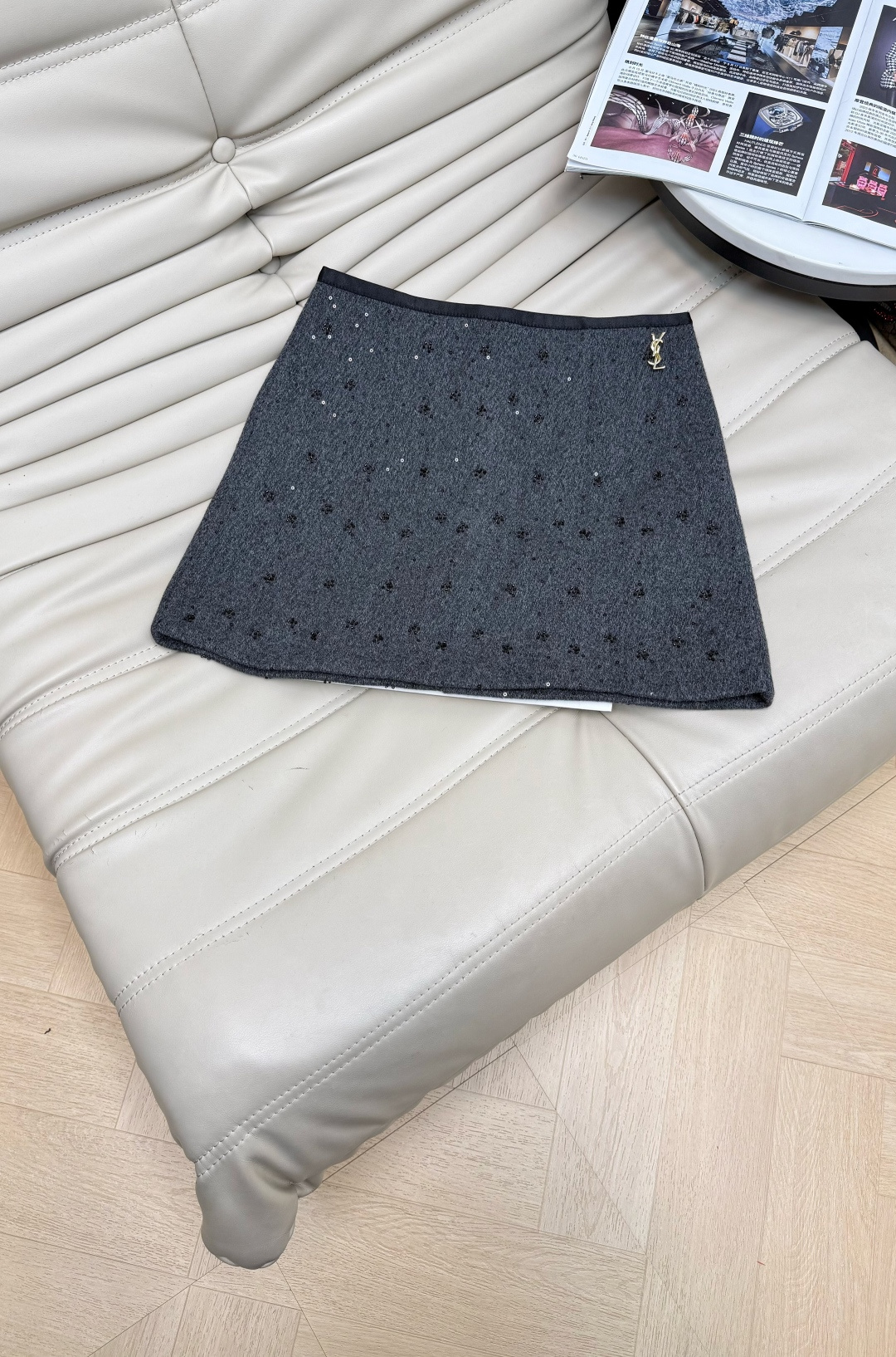 NO:666104,New winter wool sequined skirt, heavy-duty small sequined beading fabric, neat and age-reducing, high waist, slimming and versatile, super temperamental A-line skirt, anti-exposure culottes lining, with exquisite small brooch, super versatile style, in stock SML M, skirts, brooch, breastpin,  19860909新款冬季羊毛亮片半裙 重工小亮片钉珠面料,利落减龄高腰显瘦百搭,超具气质A字短裙 防走光裙裤里衬 配精致小胸针 超级百搭风格 现货SML M,,skirts,brooch，breastpin, ,Women's clothing