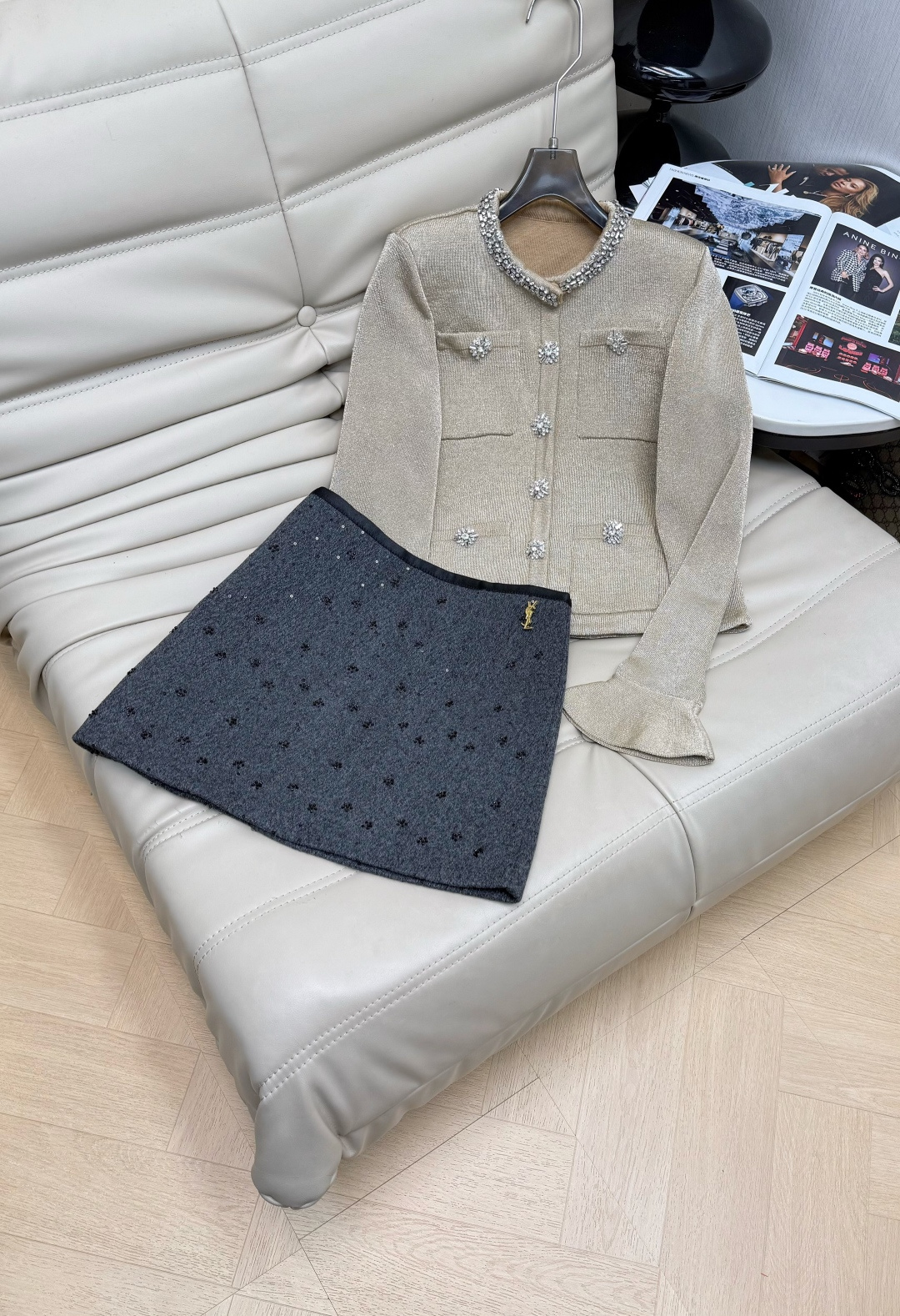 NO:666099,Tops and skirts 2026 early spring new style Small coat with ruffled sleeves designed by the daughter of a chaebol. The collar is heavily studded. The upper body is elegant and noble. It is the coat that every girl wants to own. Super high-end color. Quick delivery. Single color SML,,skirts,jackets & coats, 19860909上衣半裙 2026早春新款 财阀千金小外套荷叶边袖子设计领子重工钉钻 上身优雅贵气 是每个女孩子都想拥有的外套 超高级的颜色 速度报现货发 单色 SML,,skirts,jackets & coats, ,Women's clothing