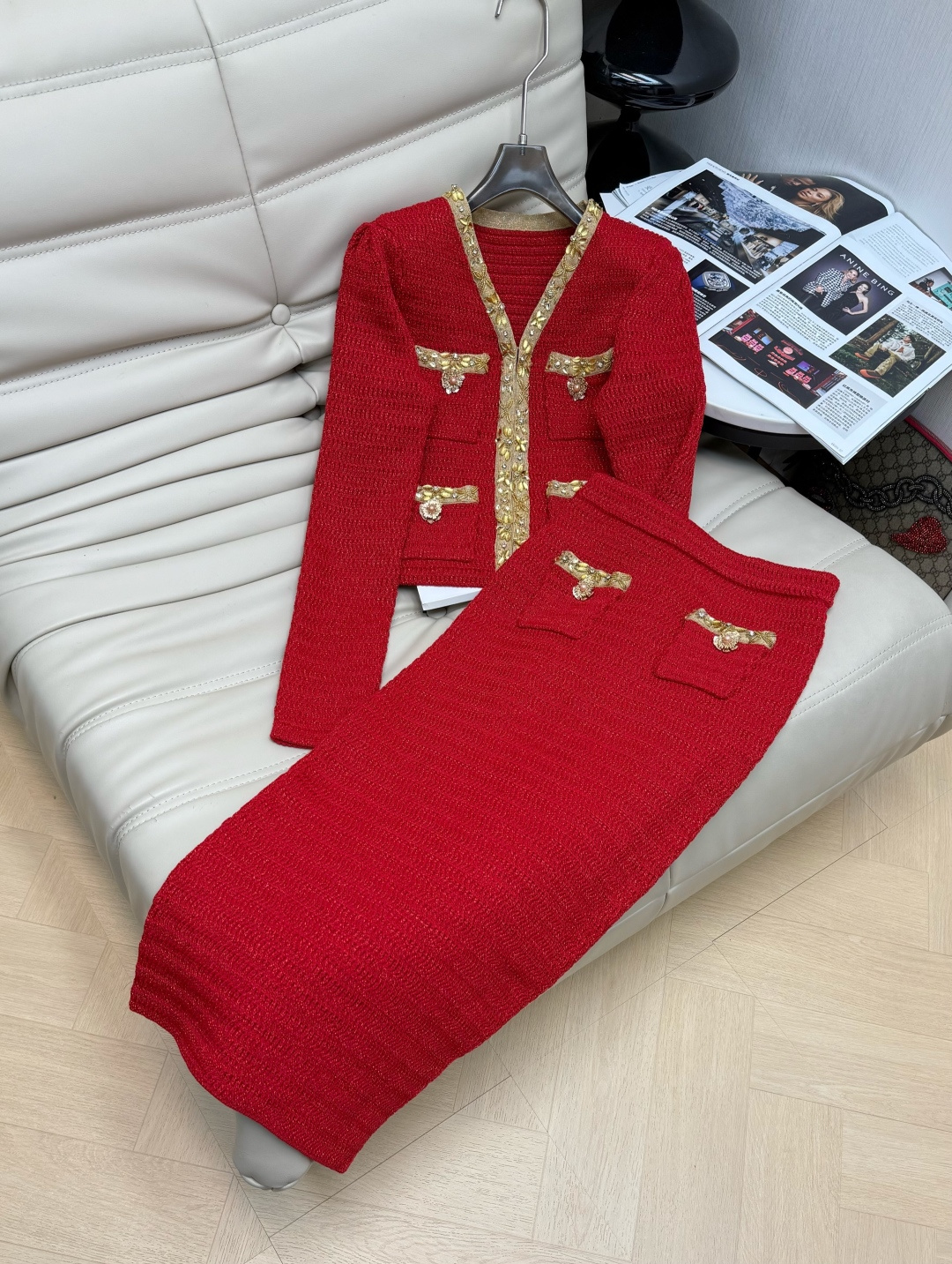 NO:666097,Jacket, semi-early spring new suit, high-end customization, feminine V-neck knitted cardigan, high waist and hip-covering skirt, two-piece set recommended, exquisite rhinestone embellishment, made of high-quality fabric, good elasticity, slim waist, the upper body of the suit is noble and European and American style, 2 color codes SML.,,skirts,jackets & coats, 19860909外套 半早春新款套装 高端定制 女人范十足的V领针织开衫高腰包臀裙 两件套推荐 精美钉钻点缀 高品质面料打造 弹性好 版型收腰显瘦 套装上身尽显高贵大气欧美范 2色码数SML.,,skirts,jackets & coats, ,Women's clothing