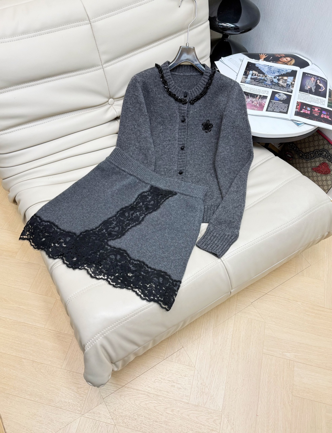 NO:667025,The latest 25FW autumn and winter highly recommended wool beaded collar sweater cardigan and lace design skirt suit. It feels comfortable and skin-friendly ~ delicate and soft ~ the custom-made hand-wrapped buttons are very textured and exquisite!  The corsage on the chest is also purely hand-sewn. The exquisite beaded collar greatly modifies the effect of the collarbone on the neck. It is exquisite and beautiful. SML M,,skirts, 1986090925FW秋冬最新 重磅推荐的羊毛钉珠领针织衫开衫拼蕾丝设计感半裙套装 触感舒适亲肤～ 细腻柔软～ 定制手工包纽扣非常有质感 很精致！胸前胸花也是纯手工缝制 精致珠领非常修饰颈部锁骨效果 精致又好看 SML M,,skirts, ,Women's clothing