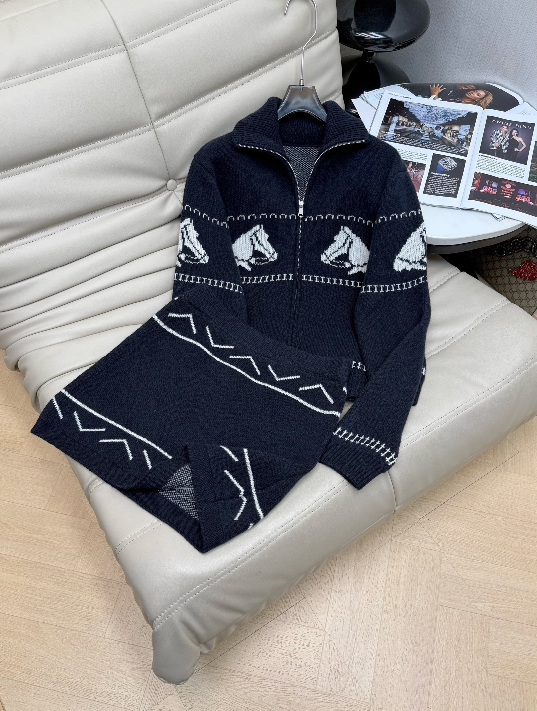 NO:683228,The latest high-end version of Raff's old-money style thickened high-gram heavy-toned lapel zipper cardigan sweater + skirt two-piece set. Winter clothes are paired with a set of beautiful Korean-style exquisite and noble suits. Full of high-end sense. Ready for sale. Single color, size SML.,,skirts,sweaters,19860909最新款来袭高版本拉夫老钱感加厚高克重头翻领拉链开衫毛衣+半身裙两件套 冬装搭配一整套巨好看的韩系精致贵气套装 高级感满满 现货发售 单色 码数SML.,,skirts,sweaters,,Women's clothing