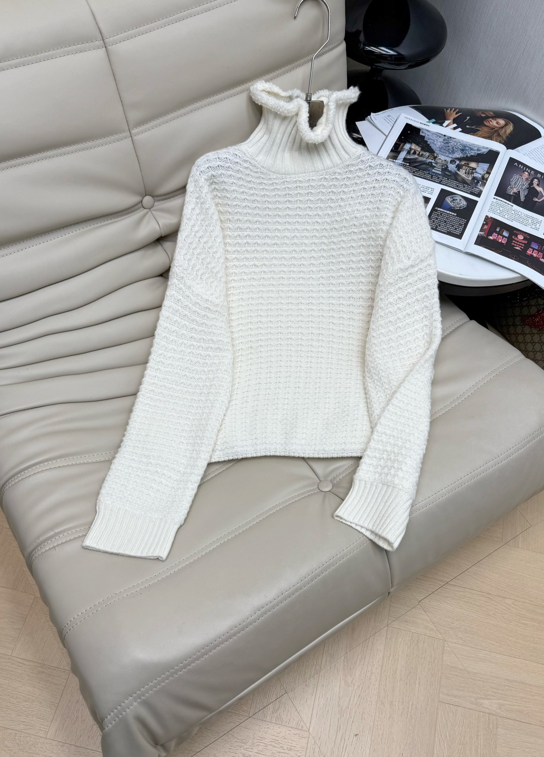 NO:683900,The new atmospheric instant noodle jacquard soft and waxy 100% sheep wool turtleneck pullover top. The loose fit makes you look slimmer and younger. The texture is super good. It can be worn as a base layer for a laid-back style and is versatile. Available in two colors. Size SML,,19860909新款氛围感泡面提花软糯百分百绵羊毛高领套头上衣 宽松版型显瘦减龄 质感超好 外穿打底都可慵懒风洋气百搭 两色发售 码数SML,,,Women's clothing