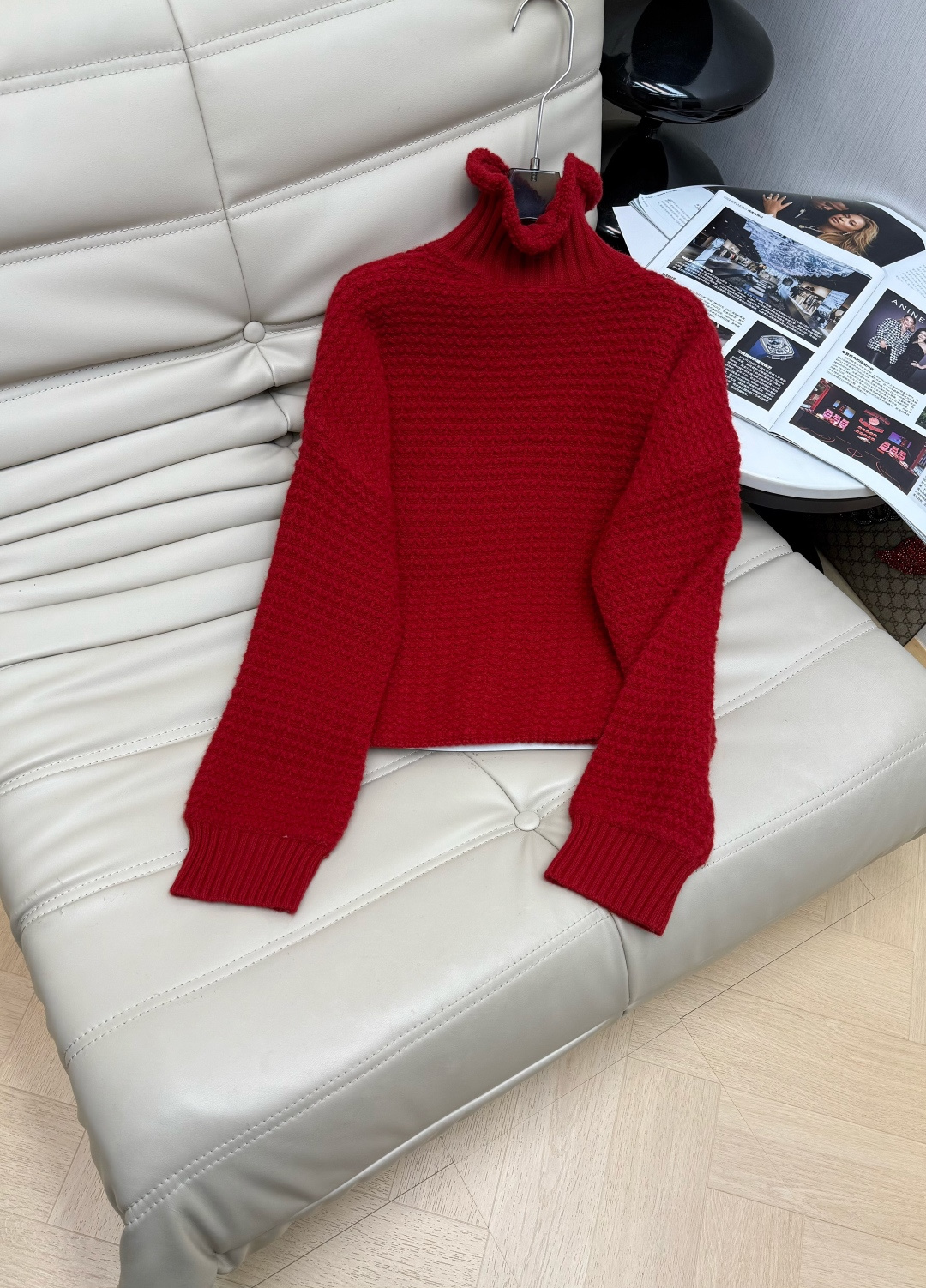 NO:683910,The new atmospheric instant noodle jacquard soft and waxy 100% sheep wool turtleneck pullover top. The loose fit makes you look slimmer and younger. The texture is super good. It can be worn as a base layer for a casual and stylish style. Available in two colors. Size SML M,,19860909新款氛围感泡面提花软糯百分百绵羊毛高领套头上衣 宽松版型显瘦减龄 质感超好 外穿打底都可慵懒风洋气百搭 两色发售 码数SML M,,,Women's clothing